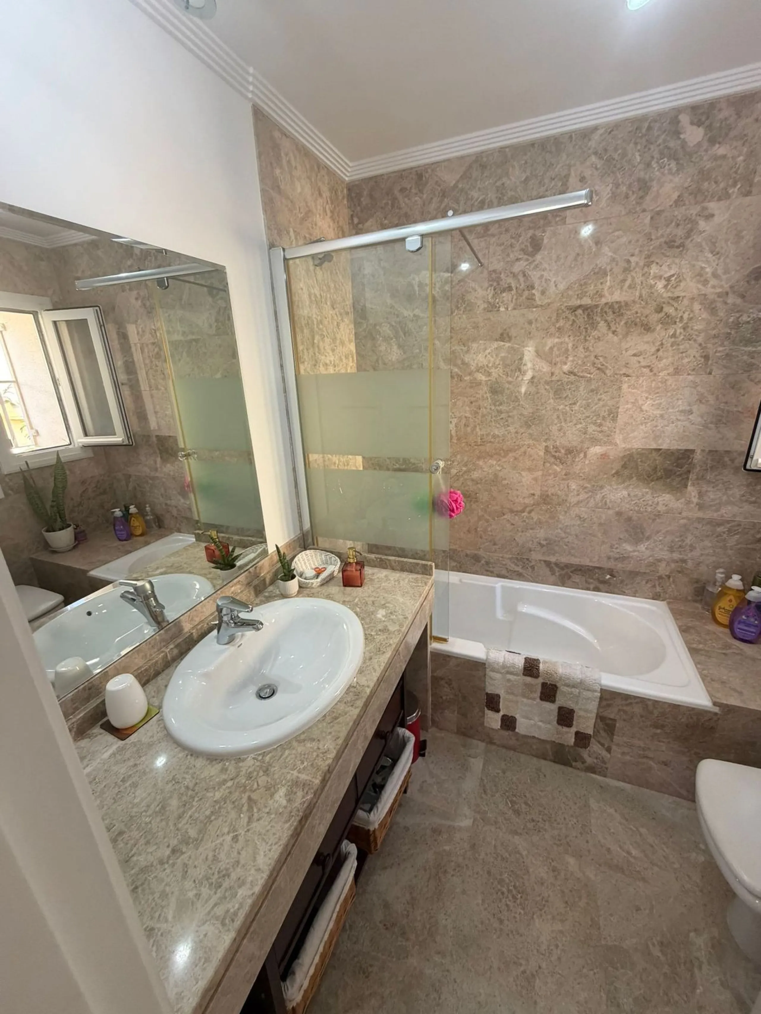 House - Townhouse в продаже в Marbella, Málaga. В доме 4 спален и 4 ванных комнат. Площадь дома 170 м²