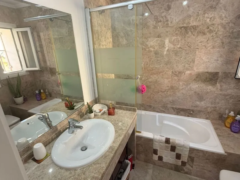 House - Townhouse в продаже в Marbella, Málaga. В доме 4 спален и 4 ванных комнат. Площадь дома 170 м²