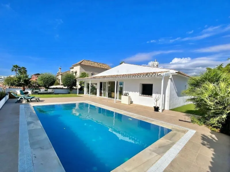 Detached Villa for Sale in San Pedro de Alcántara – Luxury Living Walking Distance to Beach & Town