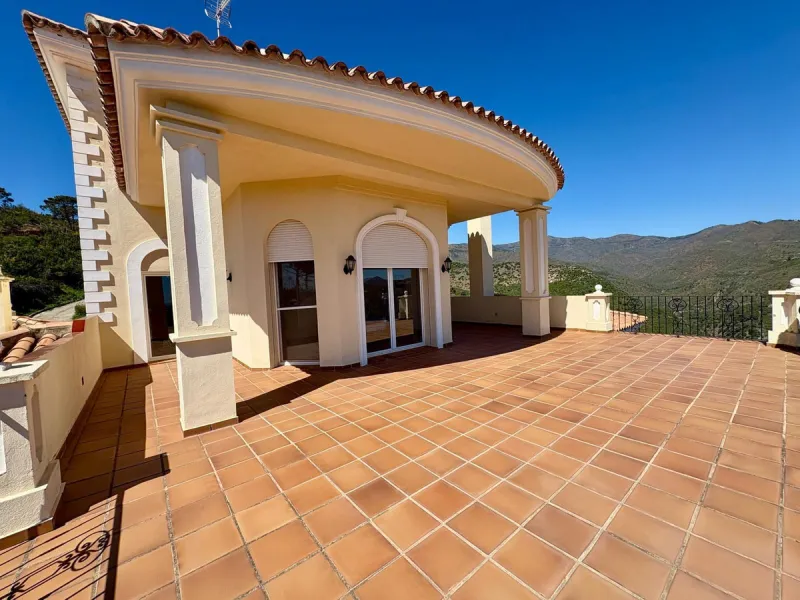 Stunning Villa with Sea and Mountain Views in Forest Hills (Estepona)