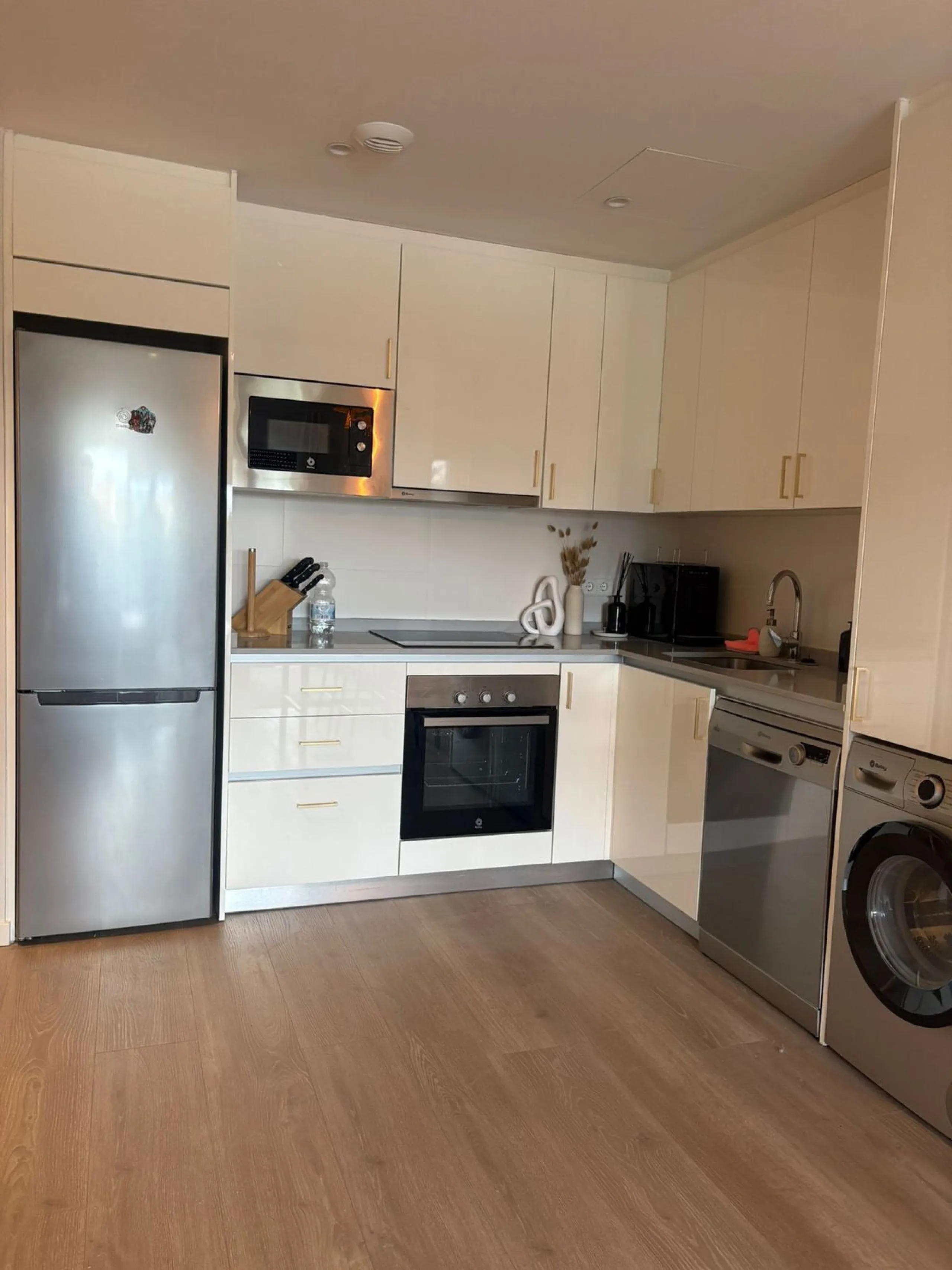 Apartment - Middle Floor Apartment в продаже в Estepona, Málaga. В доме 2 спален и 2 ванных комнат. Площадь дома 99 м²