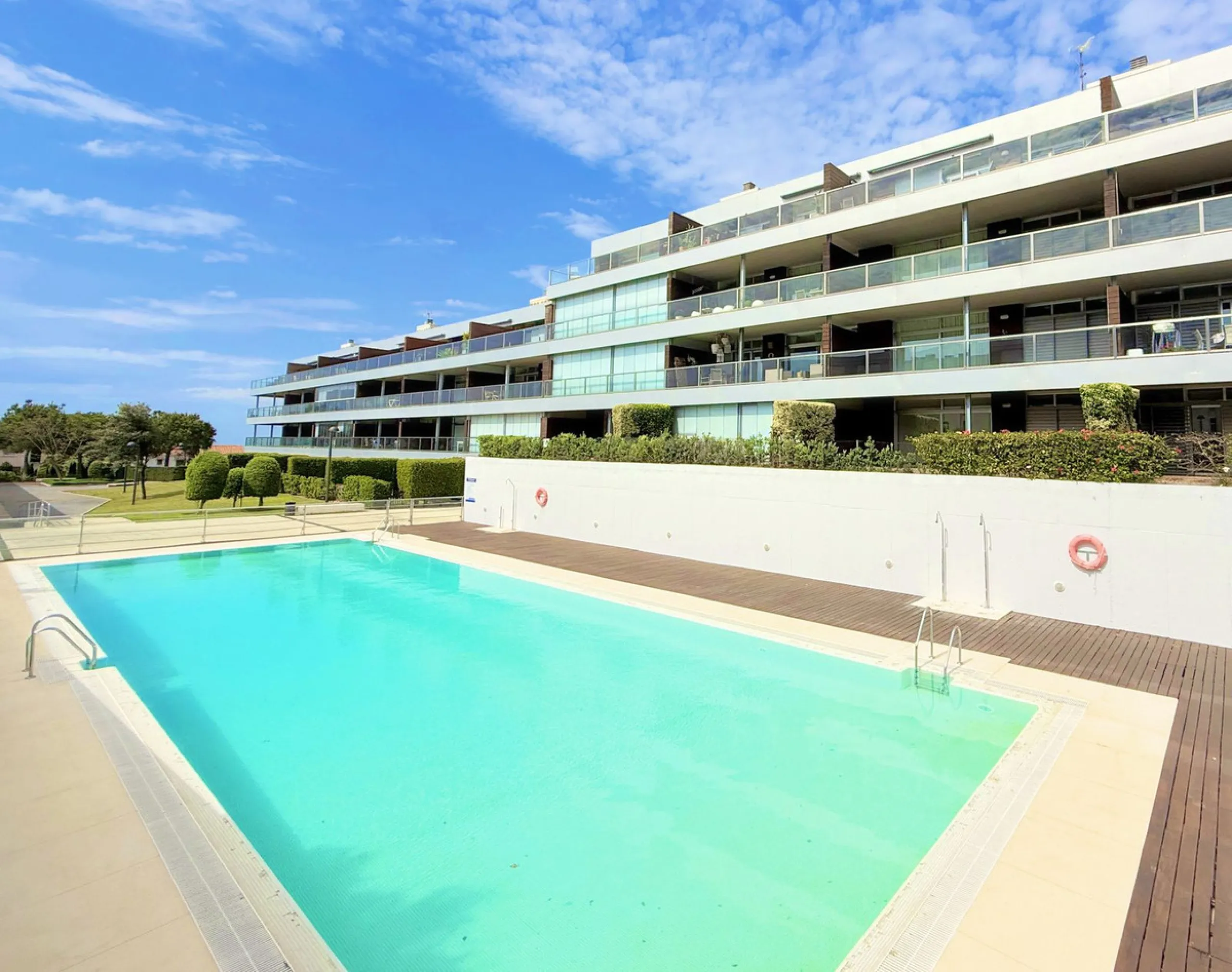 EXCLUSIVE LUXURY APARTMENT WITH LARGE TERRACE AND SEA VIEWS IN A PRIVATE RESIDENTIAL COMPLEX