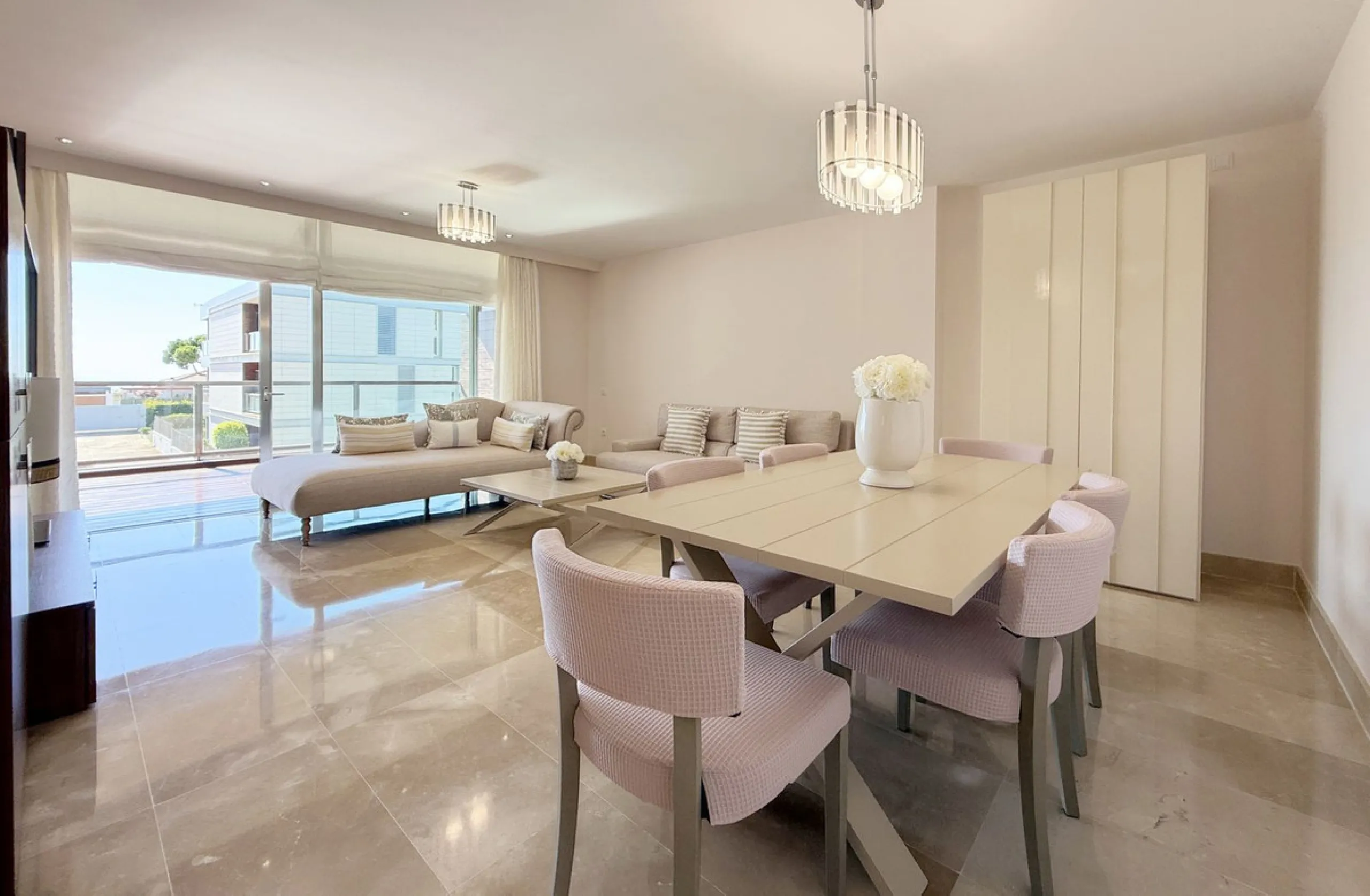 EXCLUSIVE LUXURY APARTMENT WITH LARGE TERRACE AND SEA VIEWS IN A PRIVATE RESIDENTIAL COMPLEX