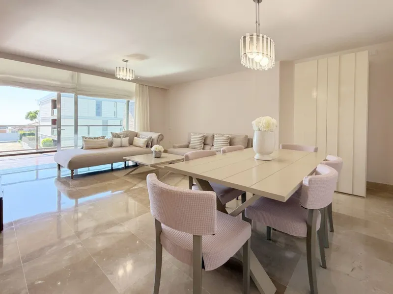 EXCLUSIVE LUXURY APARTMENT WITH LARGE TERRACE AND SEA VIEWS IN A PRIVATE RESIDENTIAL COMPLEX