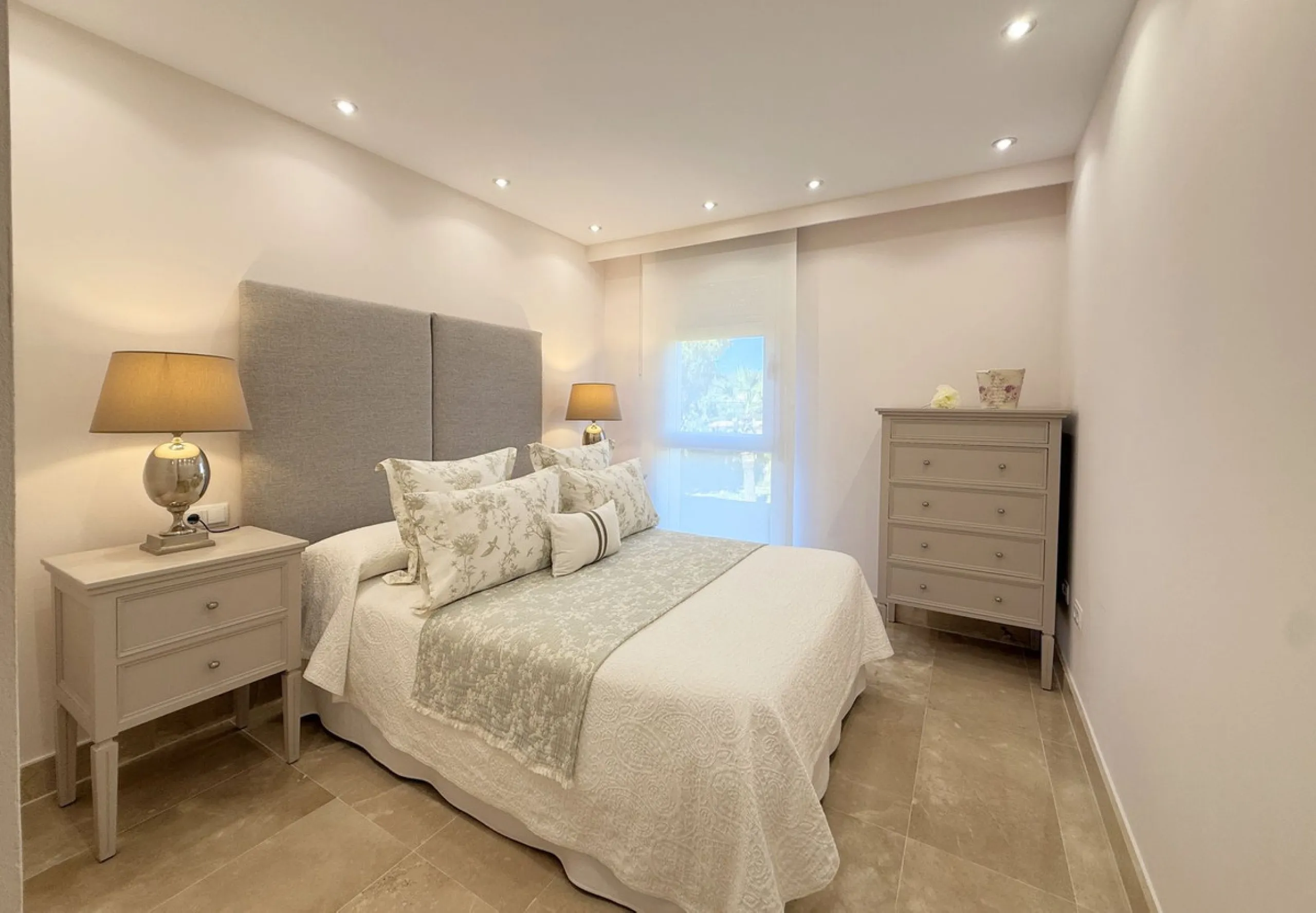 EXCLUSIVE LUXURY APARTMENT WITH LARGE TERRACE AND SEA VIEWS IN A PRIVATE RESIDENTIAL COMPLEX