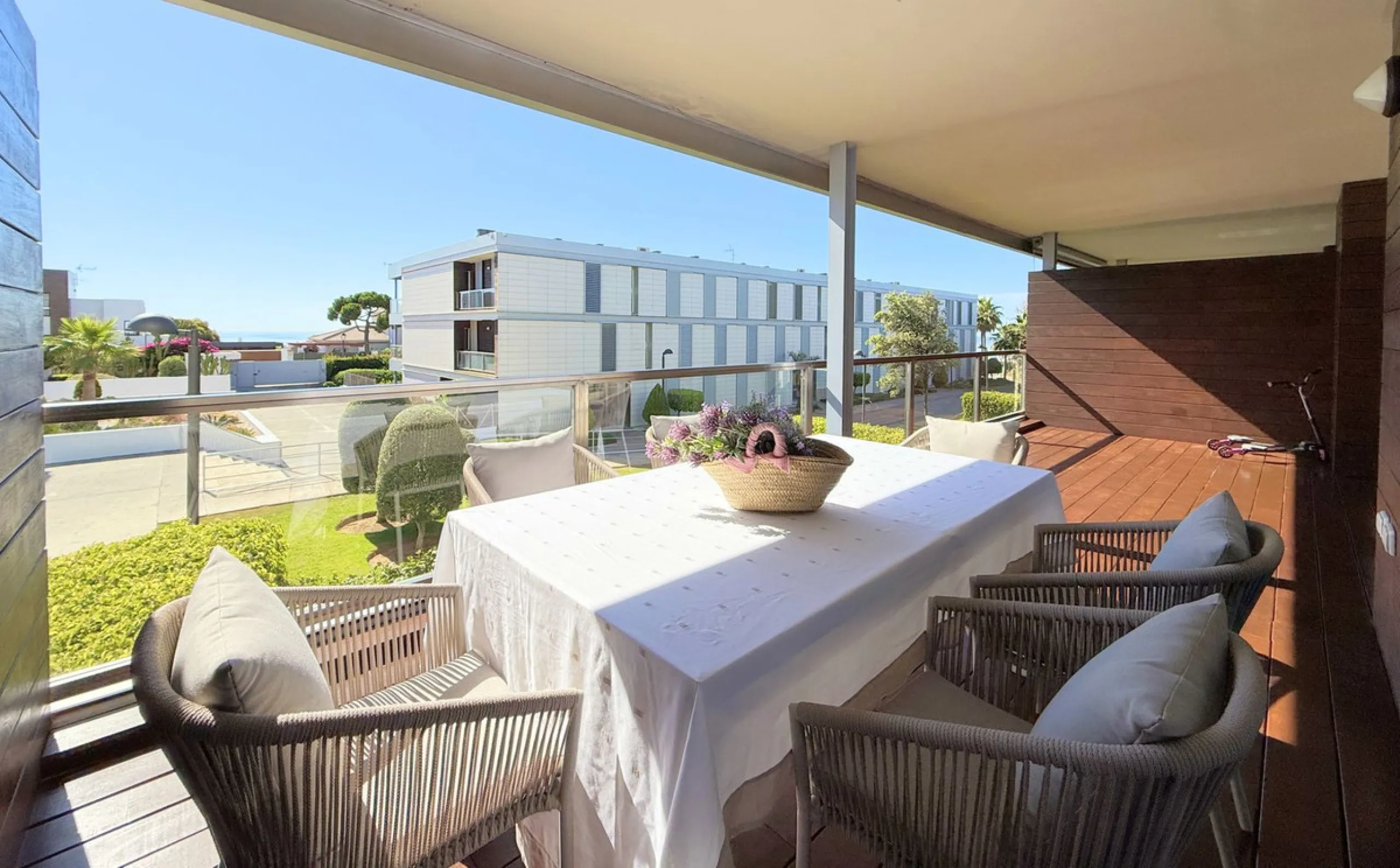 EXCLUSIVE LUXURY APARTMENT WITH LARGE TERRACE AND SEA VIEWS IN A PRIVATE RESIDENTIAL COMPLEX