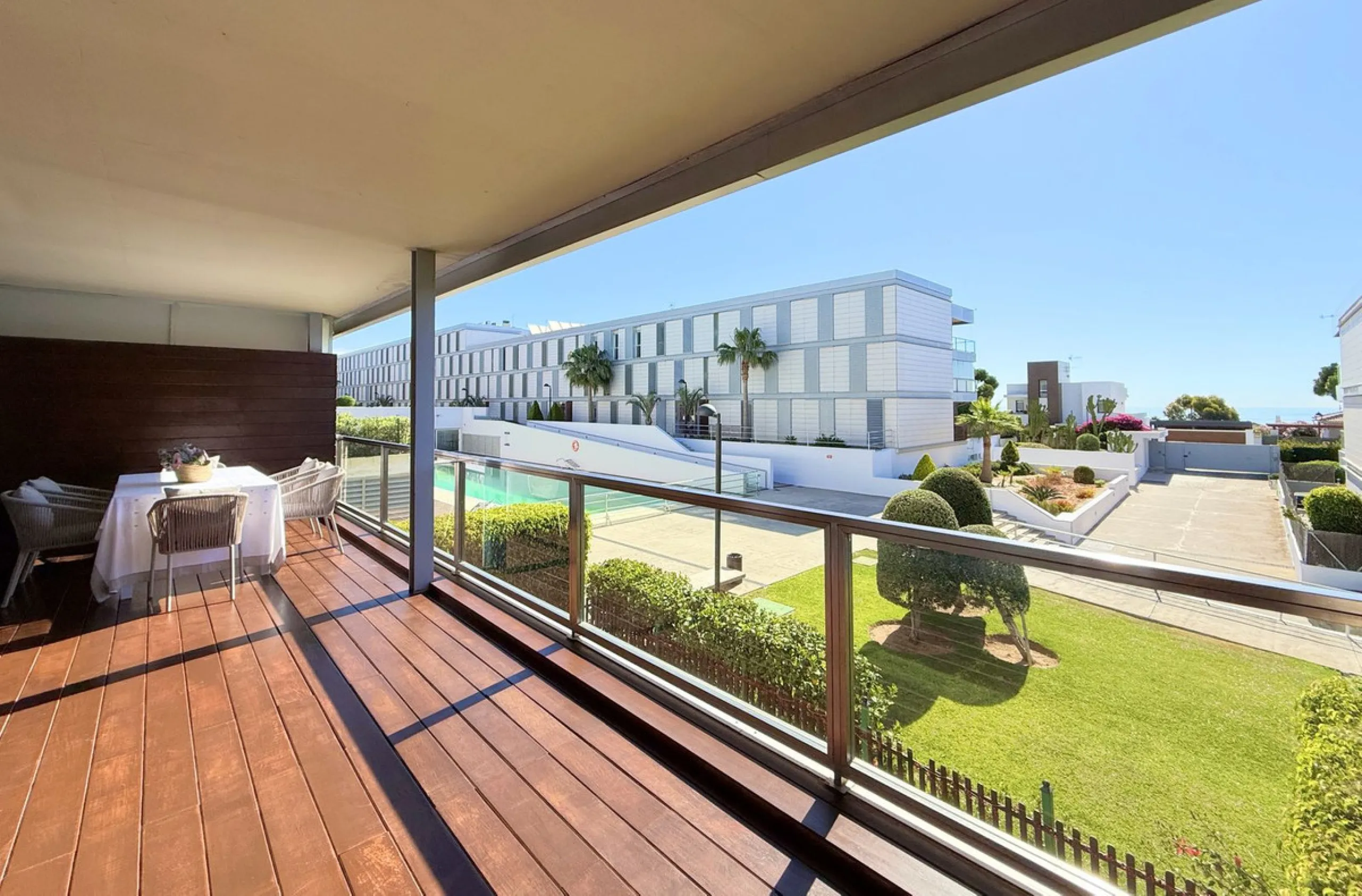EXCLUSIVE LUXURY APARTMENT WITH LARGE TERRACE AND SEA VIEWS IN A PRIVATE RESIDENTIAL COMPLEX
