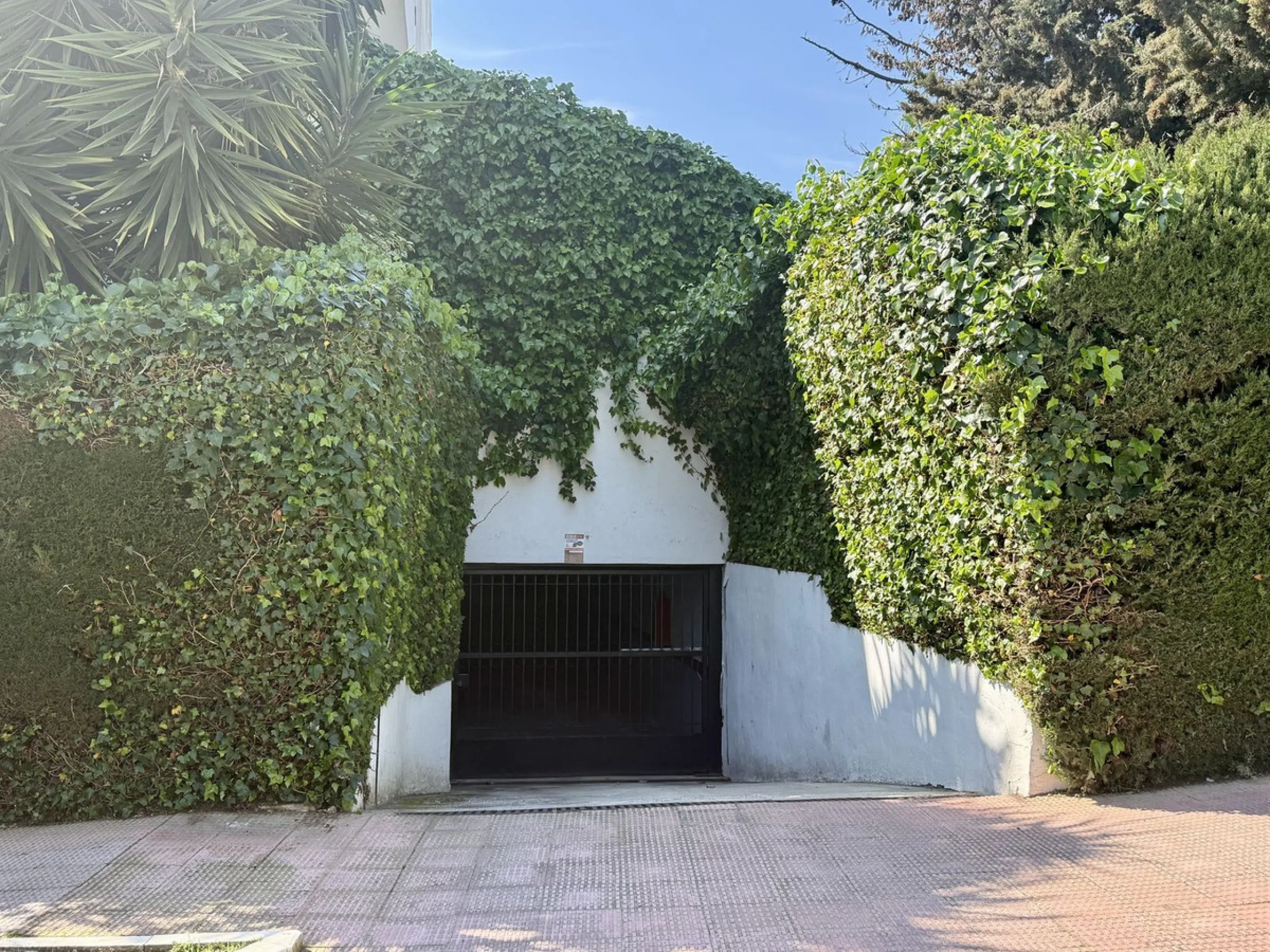 Duplex-Wohnung mit Südbalkonen, Solarium, Stellplatz und Abstellraum in Rocamar, Nagüeles, Marbella. Schnell zu verkaufen für nur 465.000 €