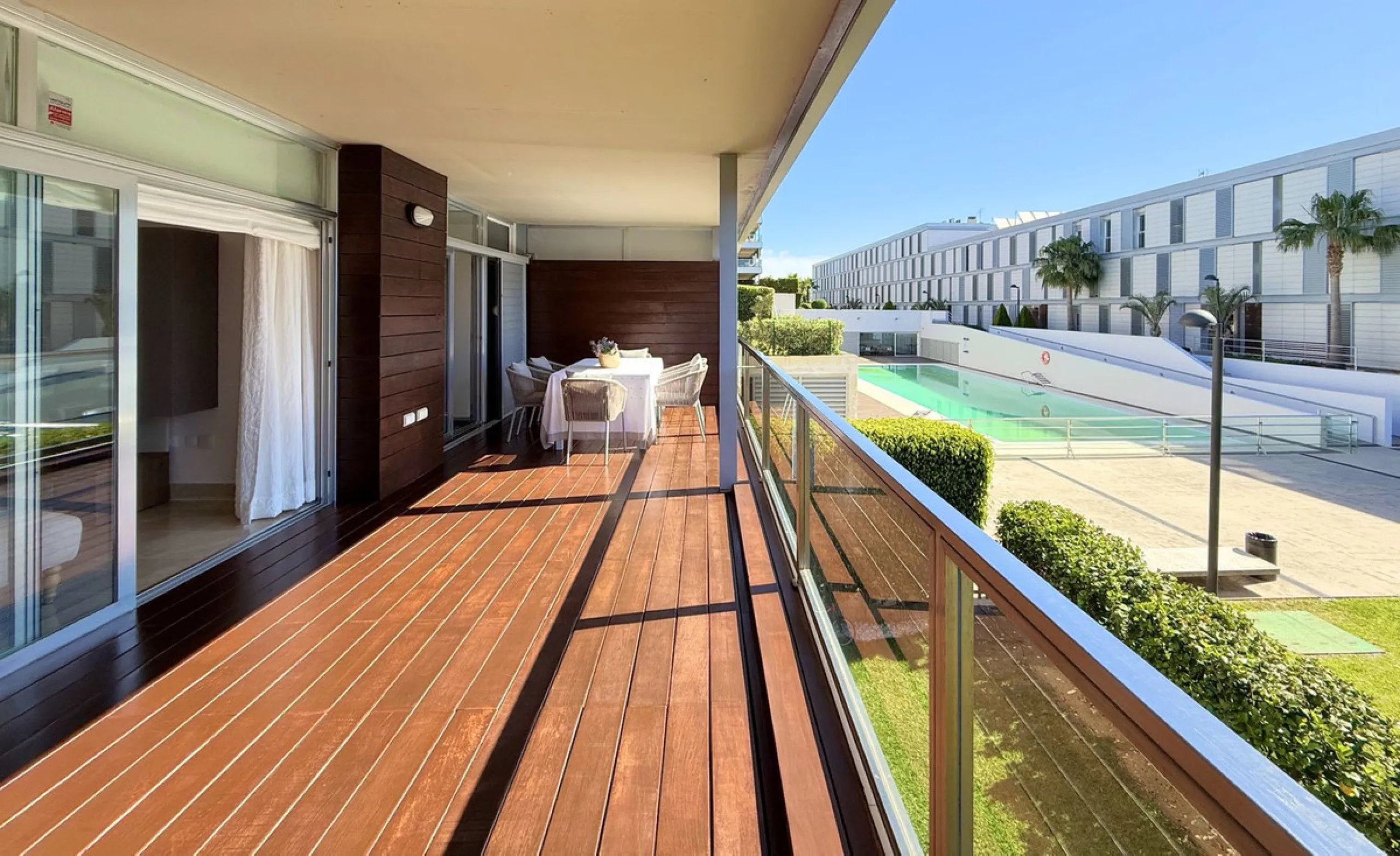EXCLUSIVE LUXURY APARTMENT WITH LARGE TERRACE AND SEA VIEWS IN A PRIVATE RESIDENTIAL COMPLEX