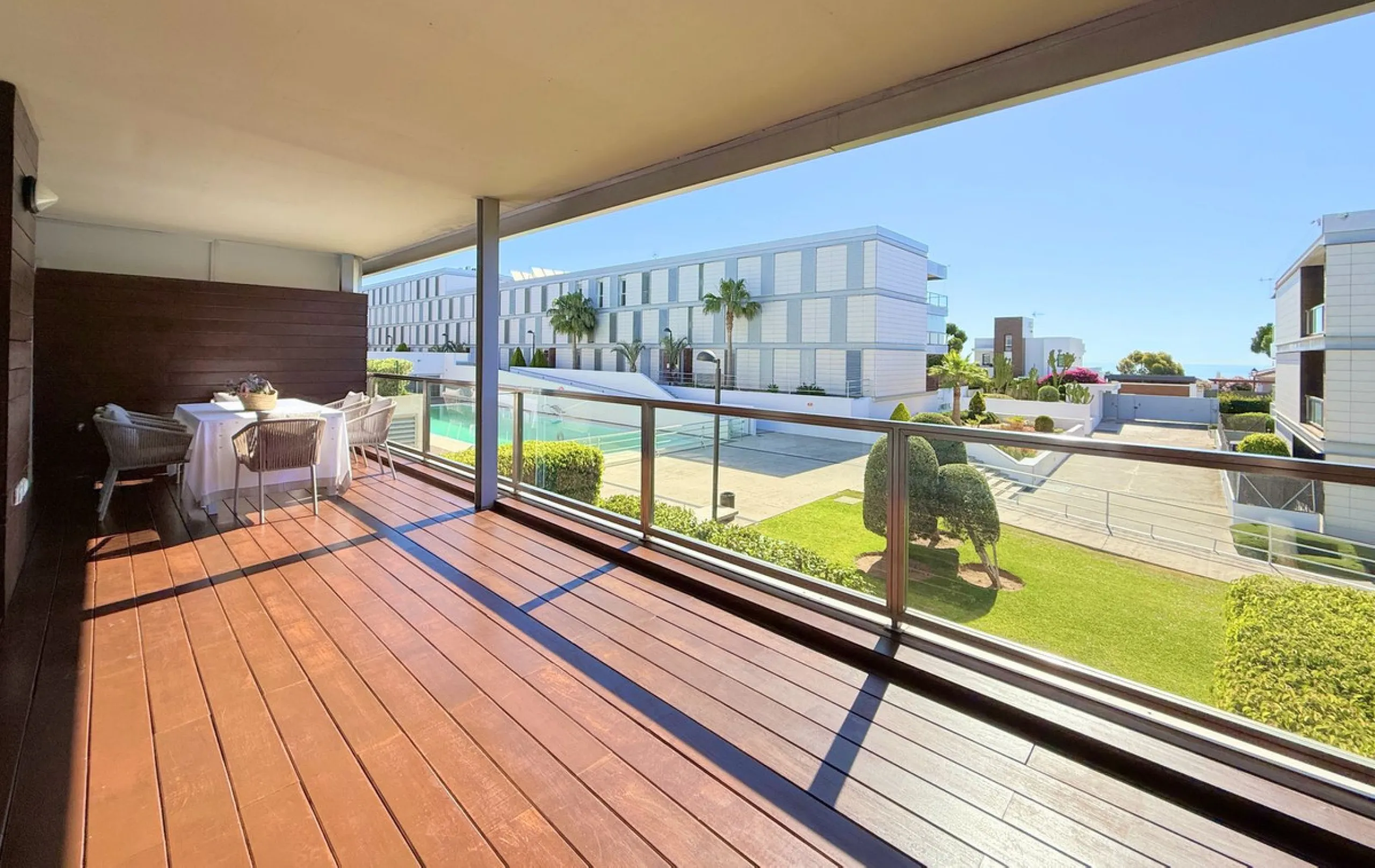 EXCLUSIVE LUXURY APARTMENT WITH LARGE TERRACE AND SEA VIEWS IN A PRIVATE RESIDENTIAL COMPLEX