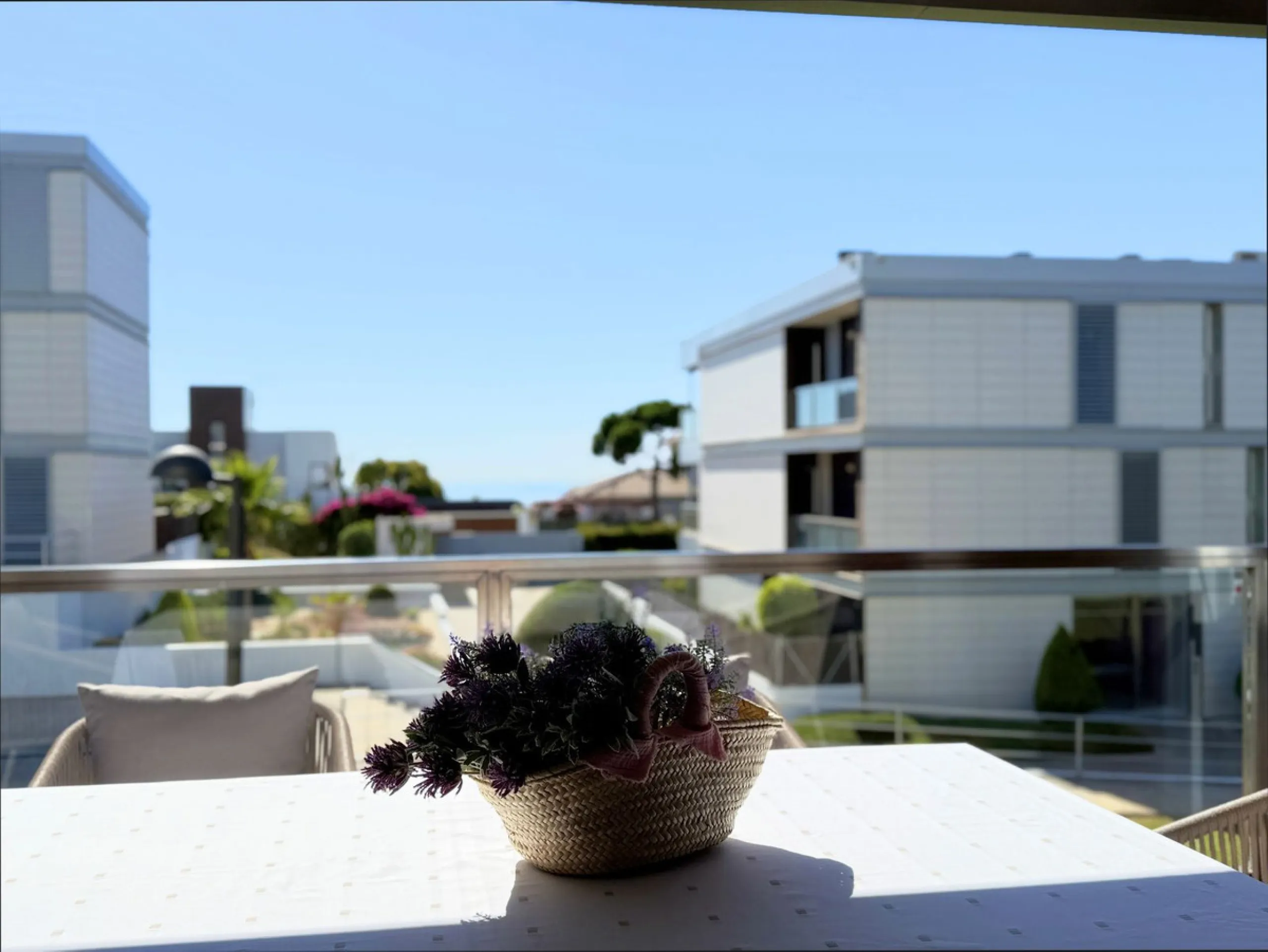 EXCLUSIVE LUXURY APARTMENT WITH LARGE TERRACE AND SEA VIEWS IN A PRIVATE RESIDENTIAL COMPLEX