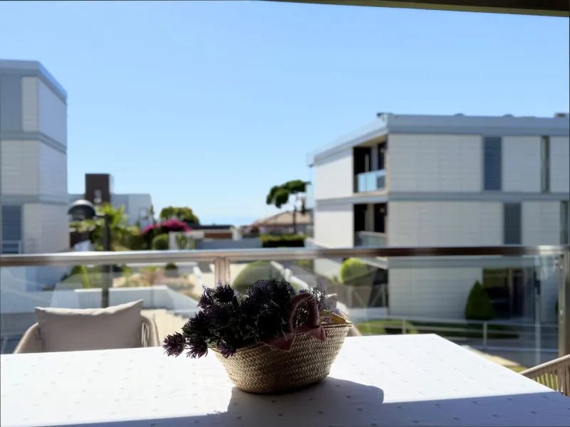 EXCLUSIVE LUXURY APARTMENT WITH LARGE TERRACE AND SEA VIEWS IN A PRIVATE RESIDENTIAL COMPLEX