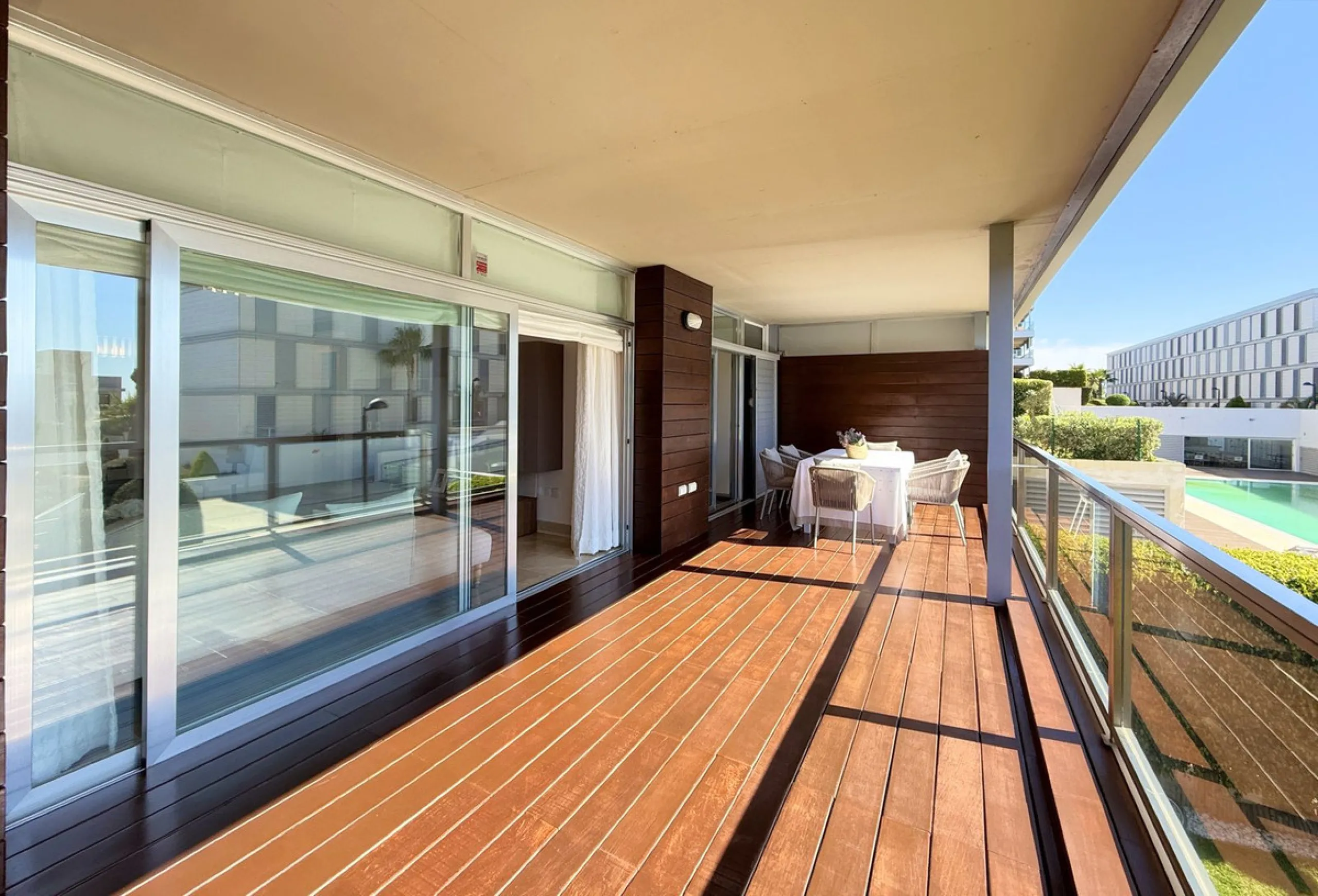 EXCLUSIVE LUXURY APARTMENT WITH LARGE TERRACE AND SEA VIEWS IN A PRIVATE RESIDENTIAL COMPLEX