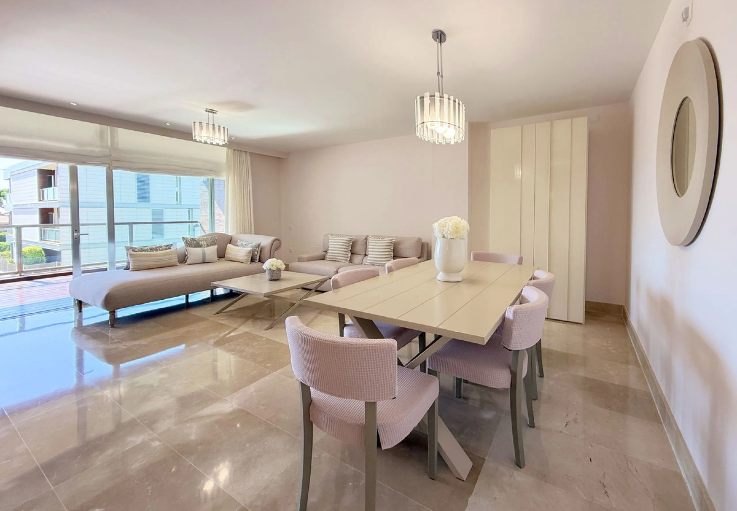 EXCLUSIVE LUXURY APARTMENT WITH LARGE TERRACE AND SEA VIEWS IN A PRIVATE RESIDENTIAL COMPLEX