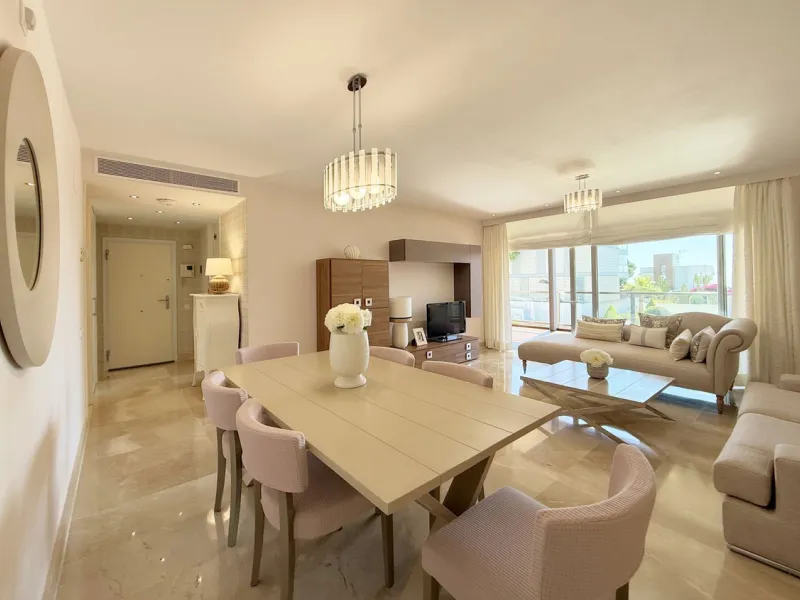 EXCLUSIVE LUXURY APARTMENT WITH LARGE TERRACE AND SEA VIEWS IN A PRIVATE RESIDENTIAL COMPLEX