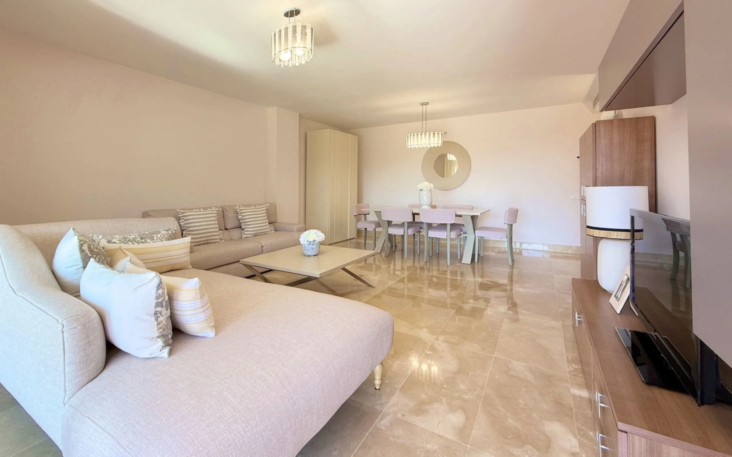 EXCLUSIVE LUXURY APARTMENT WITH LARGE TERRACE AND SEA VIEWS IN A PRIVATE RESIDENTIAL COMPLEX