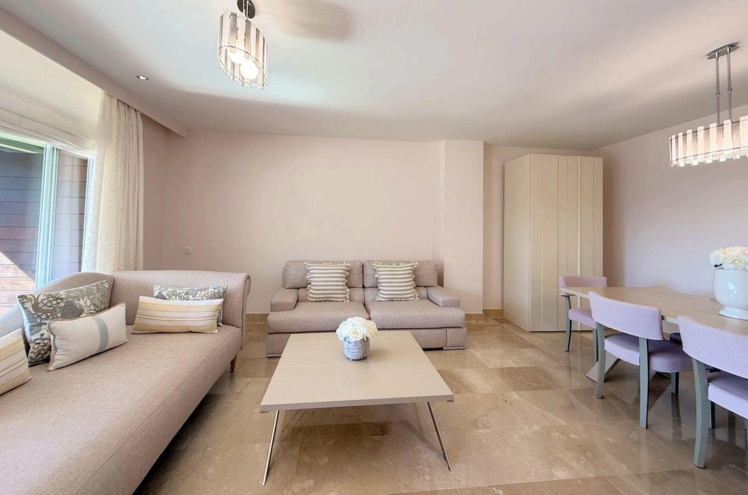 EXCLUSIVE LUXURY APARTMENT WITH LARGE TERRACE AND SEA VIEWS IN A PRIVATE RESIDENTIAL COMPLEX