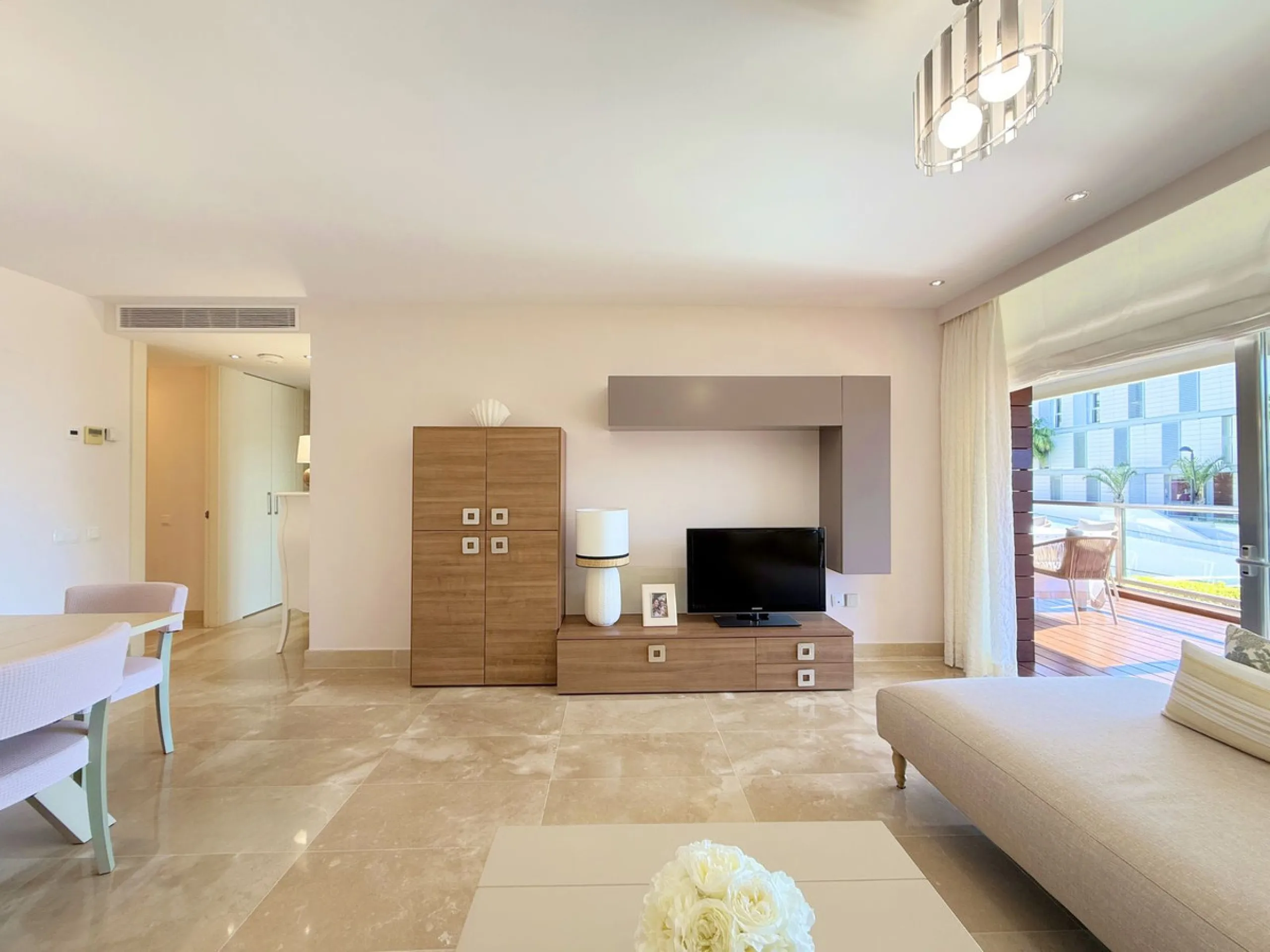 EXCLUSIVE LUXURY APARTMENT WITH LARGE TERRACE AND SEA VIEWS IN A PRIVATE RESIDENTIAL COMPLEX