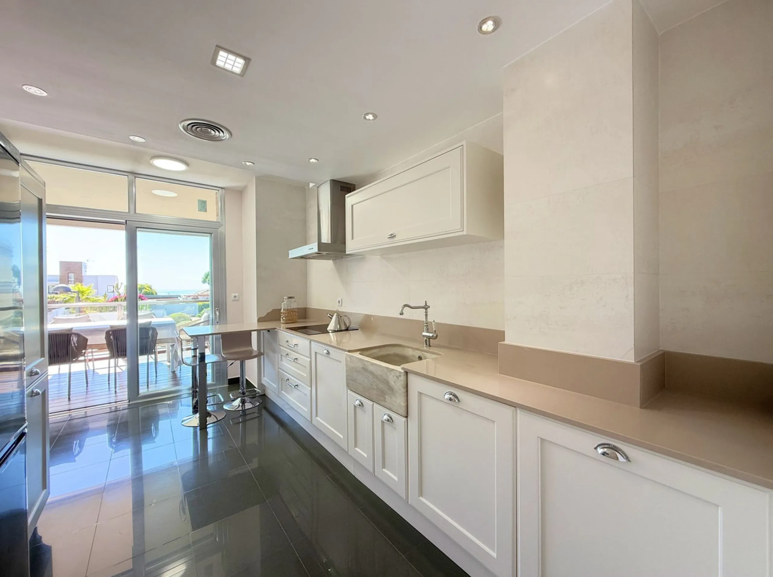 EXCLUSIVE LUXURY APARTMENT WITH LARGE TERRACE AND SEA VIEWS IN A PRIVATE RESIDENTIAL COMPLEX