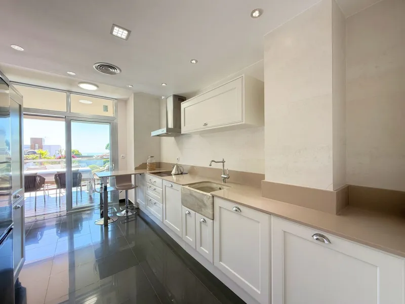 EXCLUSIVE LUXURY APARTMENT WITH LARGE TERRACE AND SEA VIEWS IN A PRIVATE RESIDENTIAL COMPLEX