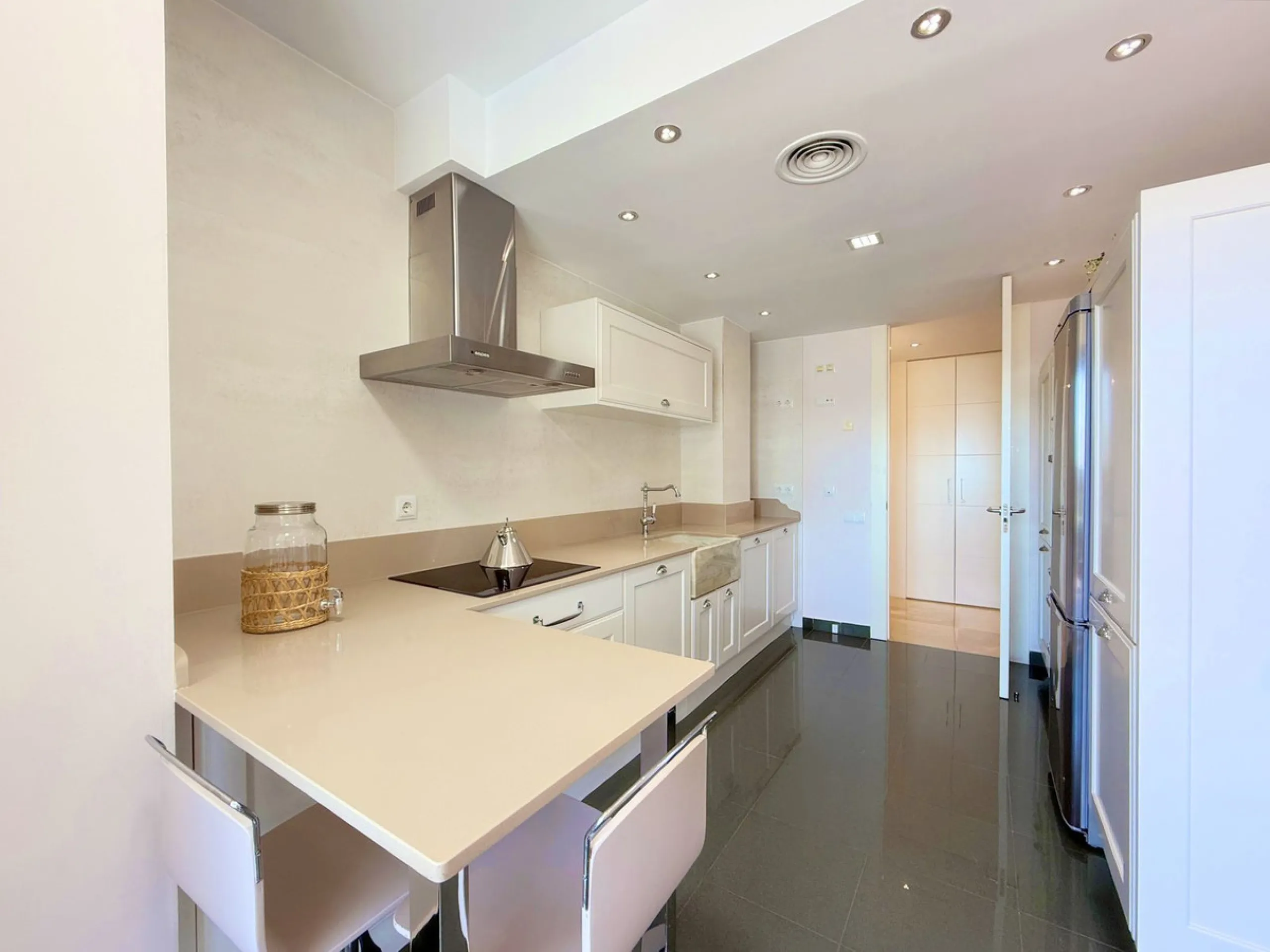EXCLUSIVE LUXURY APARTMENT WITH LARGE TERRACE AND SEA VIEWS IN A PRIVATE RESIDENTIAL COMPLEX