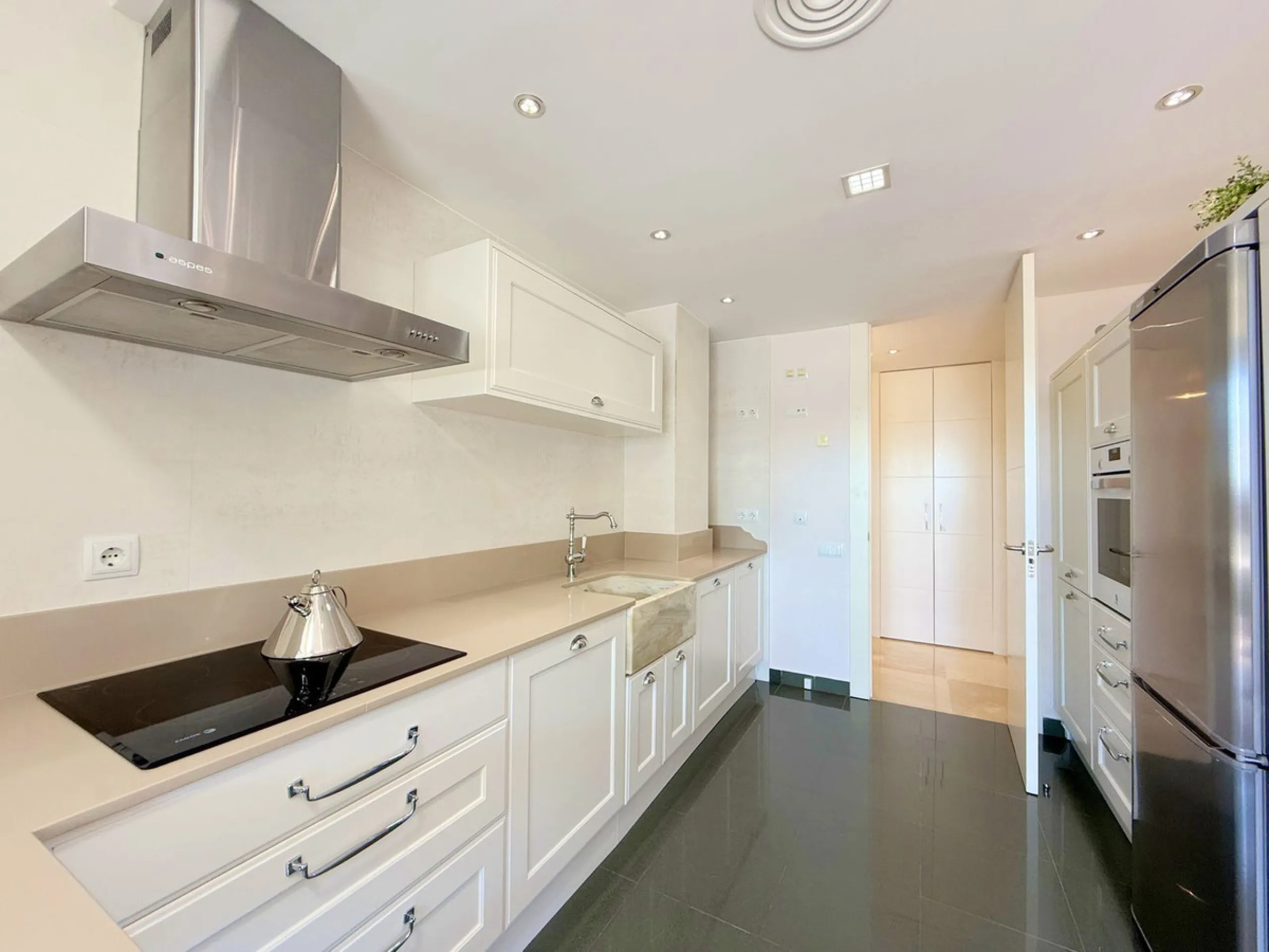 EXCLUSIVE LUXURY APARTMENT WITH LARGE TERRACE AND SEA VIEWS IN A PRIVATE RESIDENTIAL COMPLEX