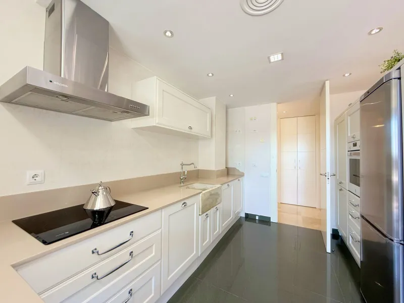 EXCLUSIVE LUXURY APARTMENT WITH LARGE TERRACE AND SEA VIEWS IN A PRIVATE RESIDENTIAL COMPLEX