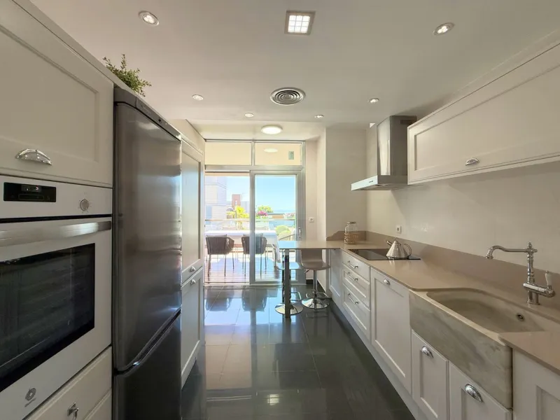 EXCLUSIVE LUXURY APARTMENT WITH LARGE TERRACE AND SEA VIEWS IN A PRIVATE RESIDENTIAL COMPLEX