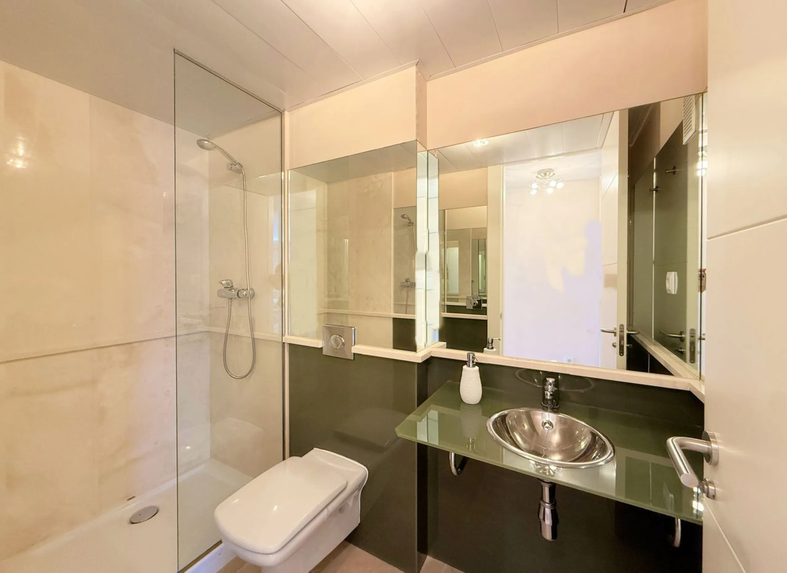 EXCLUSIVE LUXURY APARTMENT WITH LARGE TERRACE AND SEA VIEWS IN A PRIVATE RESIDENTIAL COMPLEX