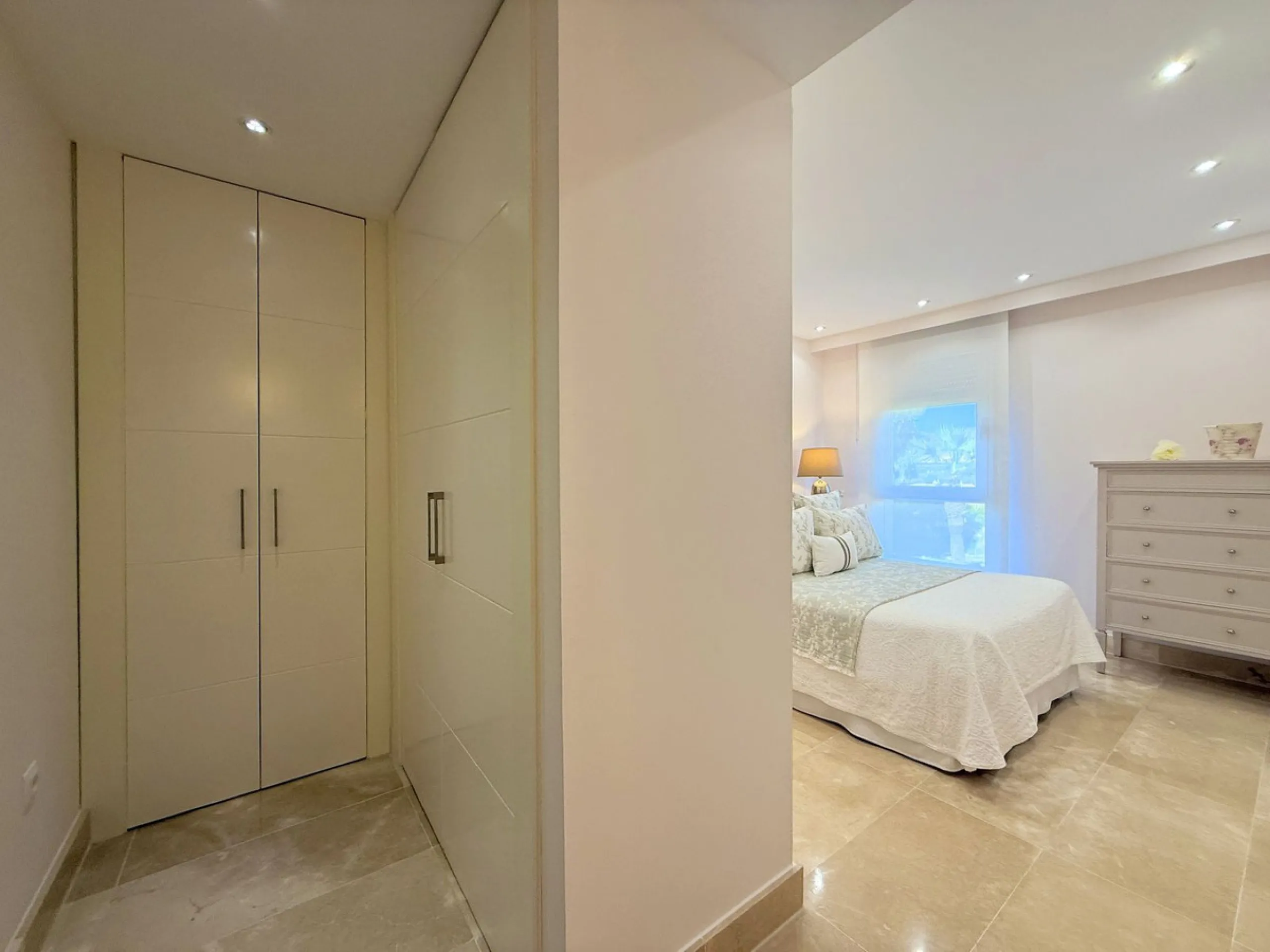 EXCLUSIVE LUXURY APARTMENT WITH LARGE TERRACE AND SEA VIEWS IN A PRIVATE RESIDENTIAL COMPLEX