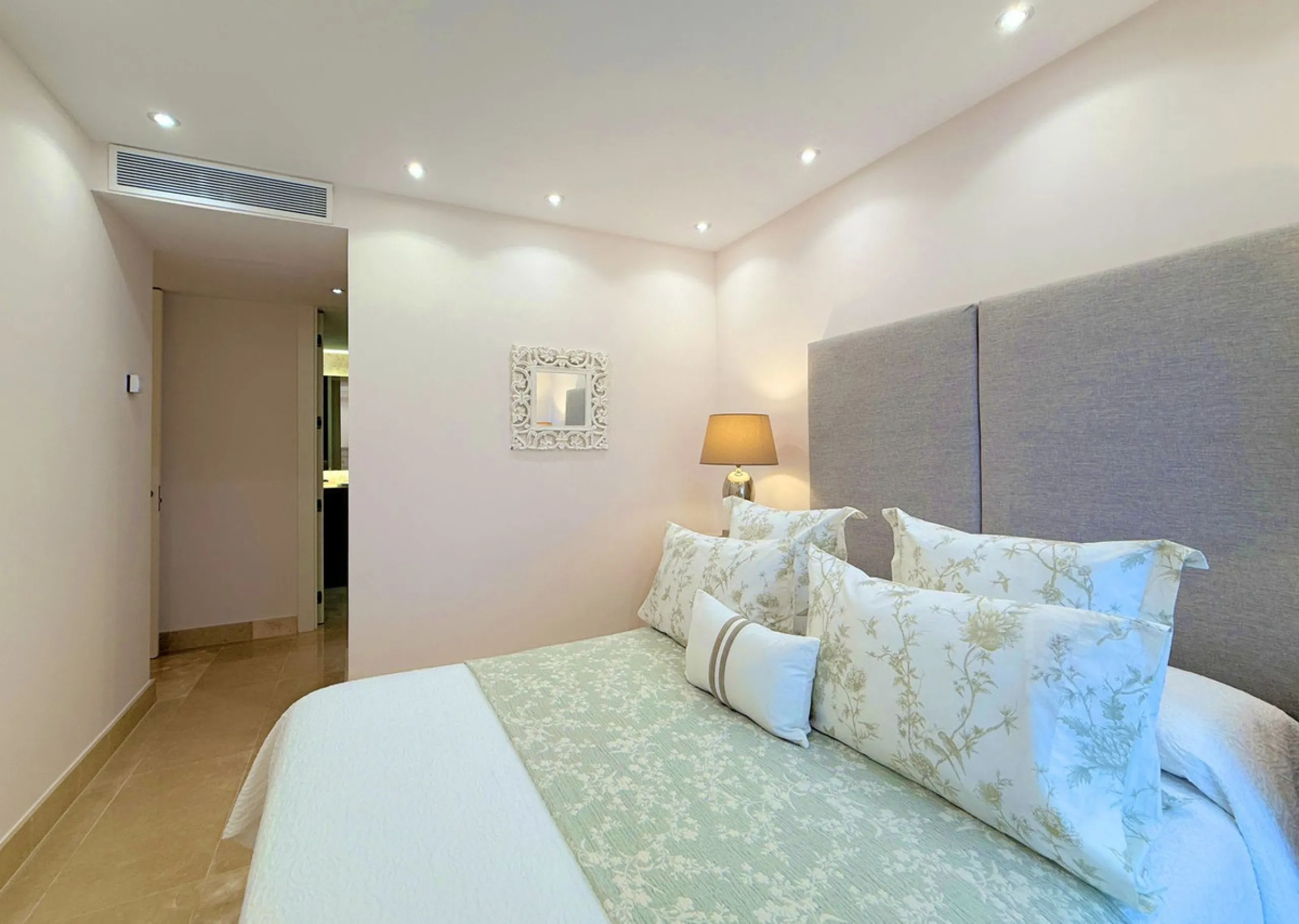 EXCLUSIVE LUXURY APARTMENT WITH LARGE TERRACE AND SEA VIEWS IN A PRIVATE RESIDENTIAL COMPLEX