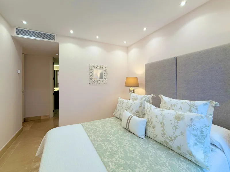 EXCLUSIVE LUXURY APARTMENT WITH LARGE TERRACE AND SEA VIEWS IN A PRIVATE RESIDENTIAL COMPLEX