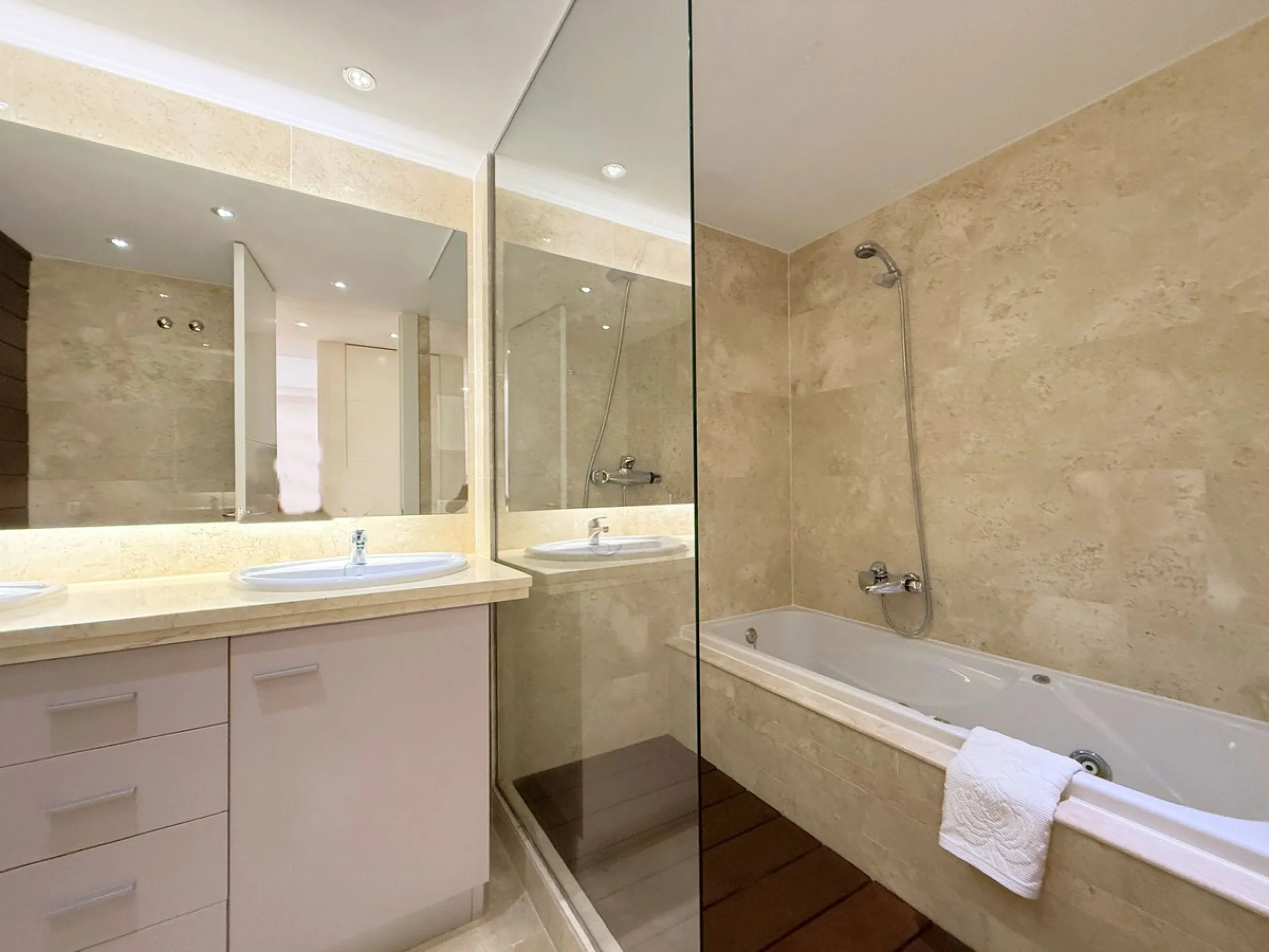 EXCLUSIVE LUXURY APARTMENT WITH LARGE TERRACE AND SEA VIEWS IN A PRIVATE RESIDENTIAL COMPLEX