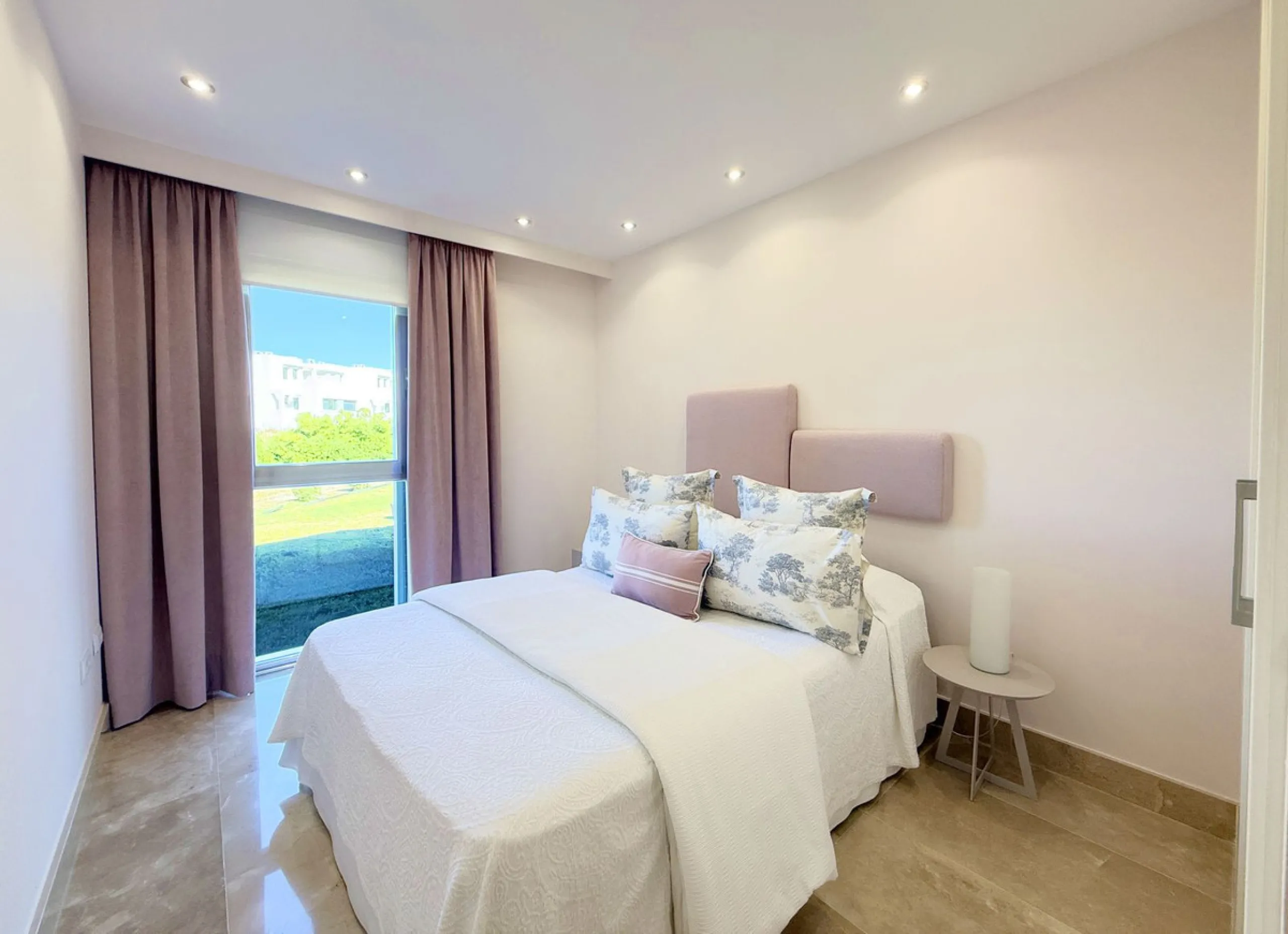 EXCLUSIVE LUXURY APARTMENT WITH LARGE TERRACE AND SEA VIEWS IN A PRIVATE RESIDENTIAL COMPLEX