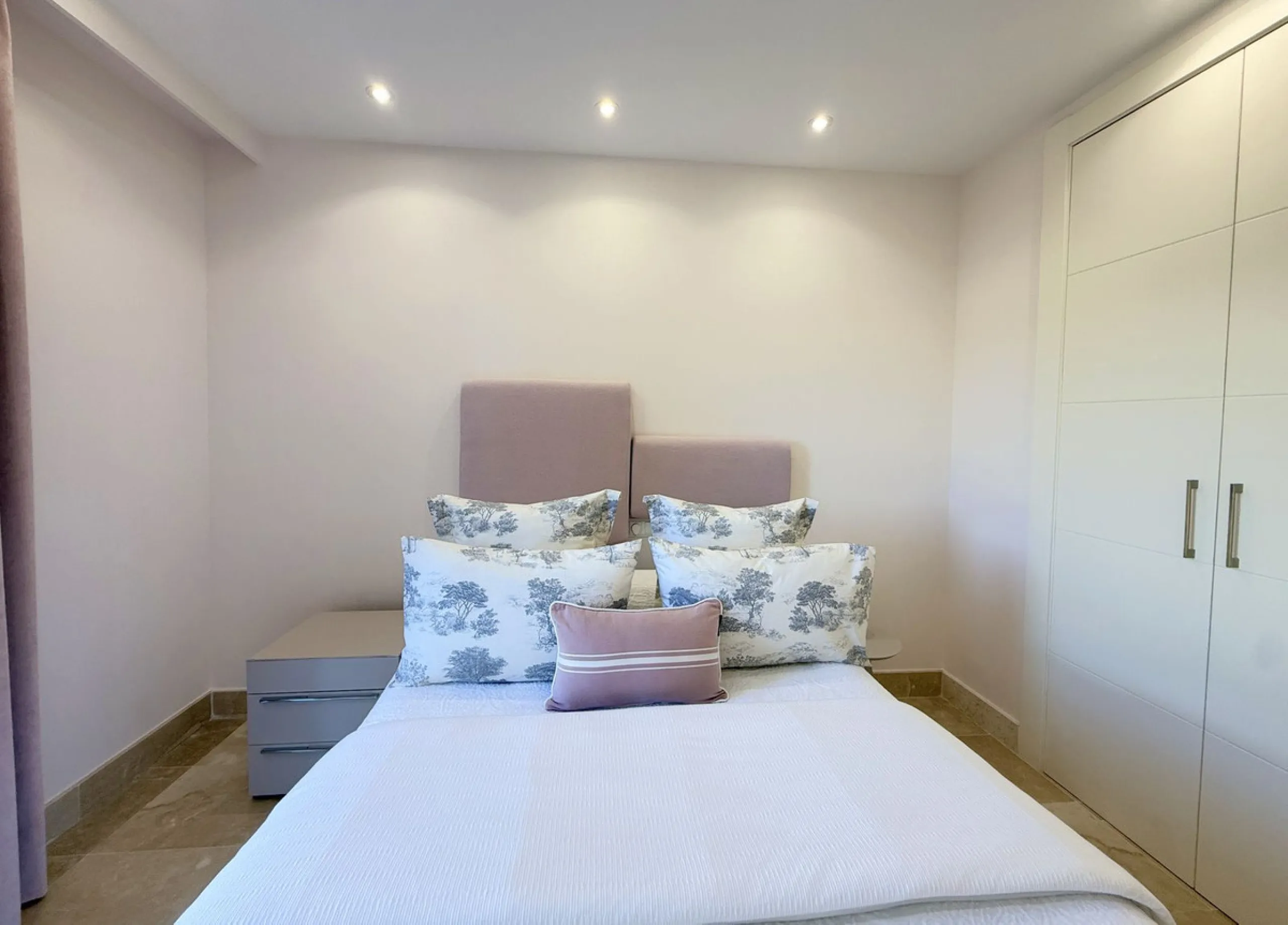 EXCLUSIVE LUXURY APARTMENT WITH LARGE TERRACE AND SEA VIEWS IN A PRIVATE RESIDENTIAL COMPLEX
