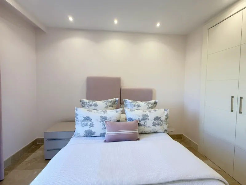EXCLUSIVE LUXURY APARTMENT WITH LARGE TERRACE AND SEA VIEWS IN A PRIVATE RESIDENTIAL COMPLEX