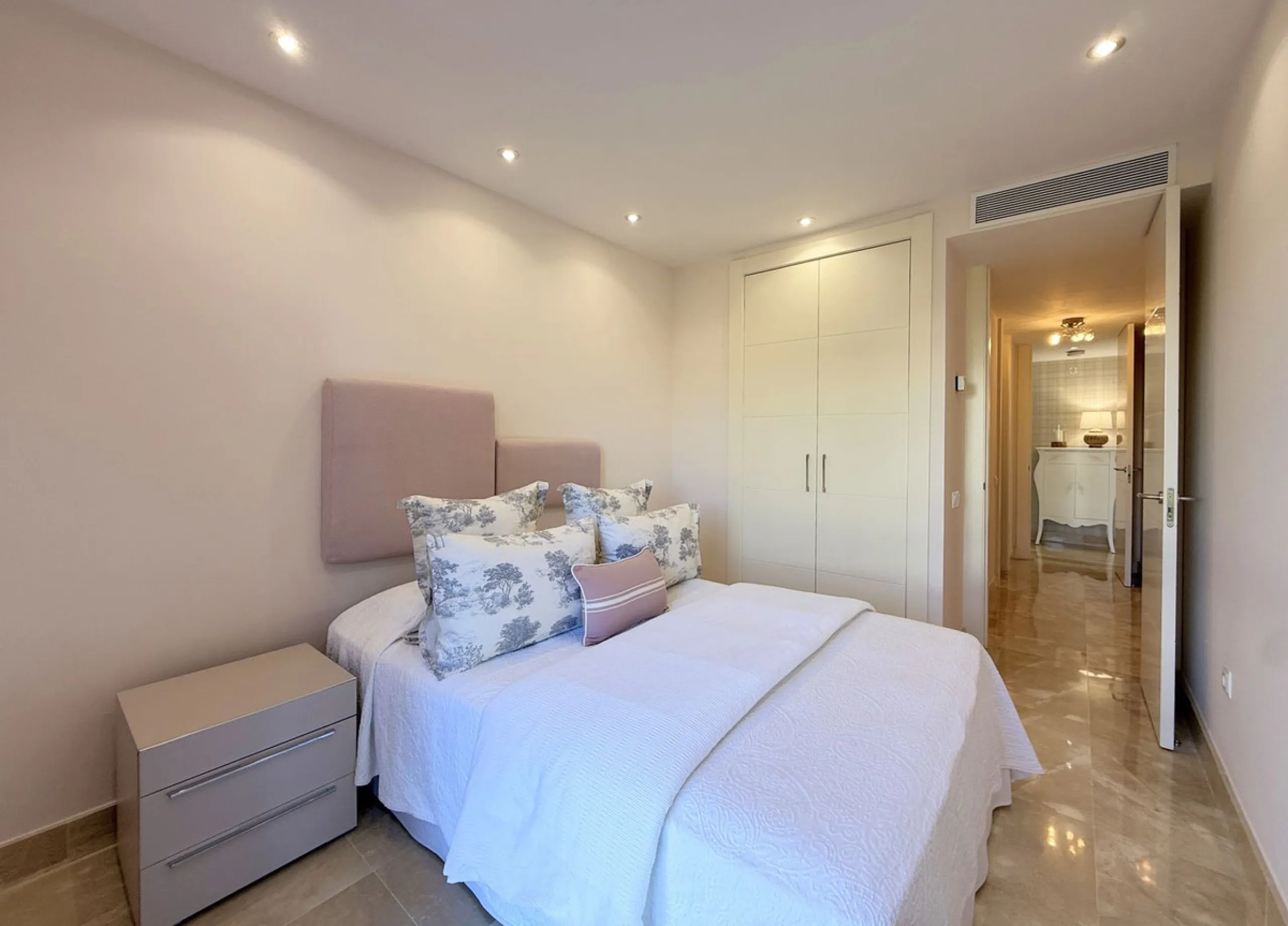 EXCLUSIVE LUXURY APARTMENT WITH LARGE TERRACE AND SEA VIEWS IN A PRIVATE RESIDENTIAL COMPLEX