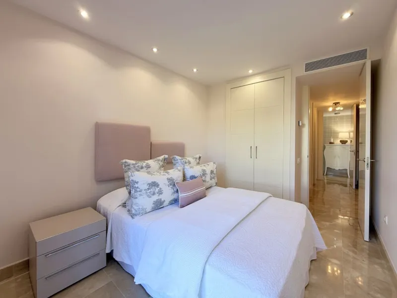 EXCLUSIVE LUXURY APARTMENT WITH LARGE TERRACE AND SEA VIEWS IN A PRIVATE RESIDENTIAL COMPLEX