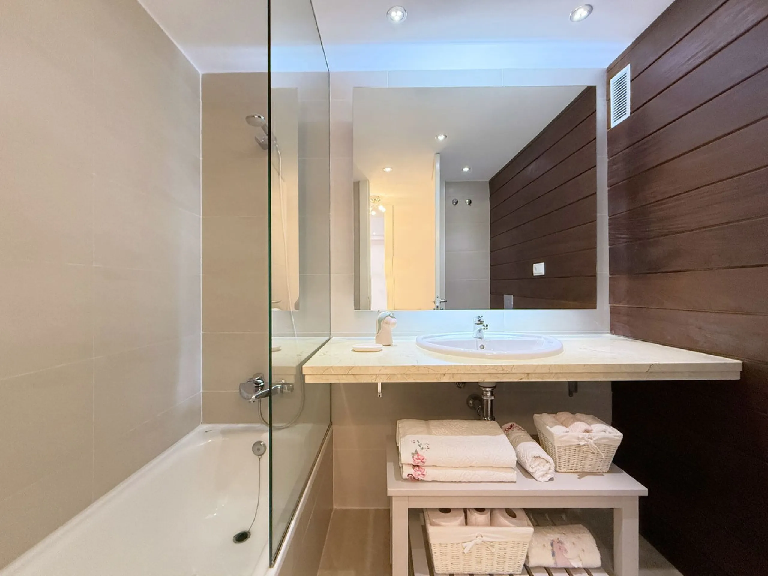 EXCLUSIVE LUXURY APARTMENT WITH LARGE TERRACE AND SEA VIEWS IN A PRIVATE RESIDENTIAL COMPLEX