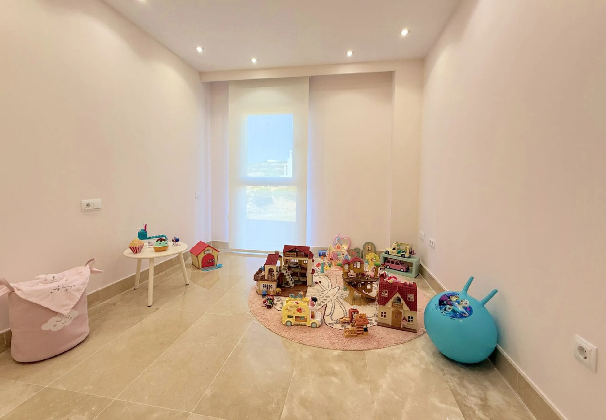 EXCLUSIVE LUXURY APARTMENT WITH LARGE TERRACE AND SEA VIEWS IN A PRIVATE RESIDENTIAL COMPLEX