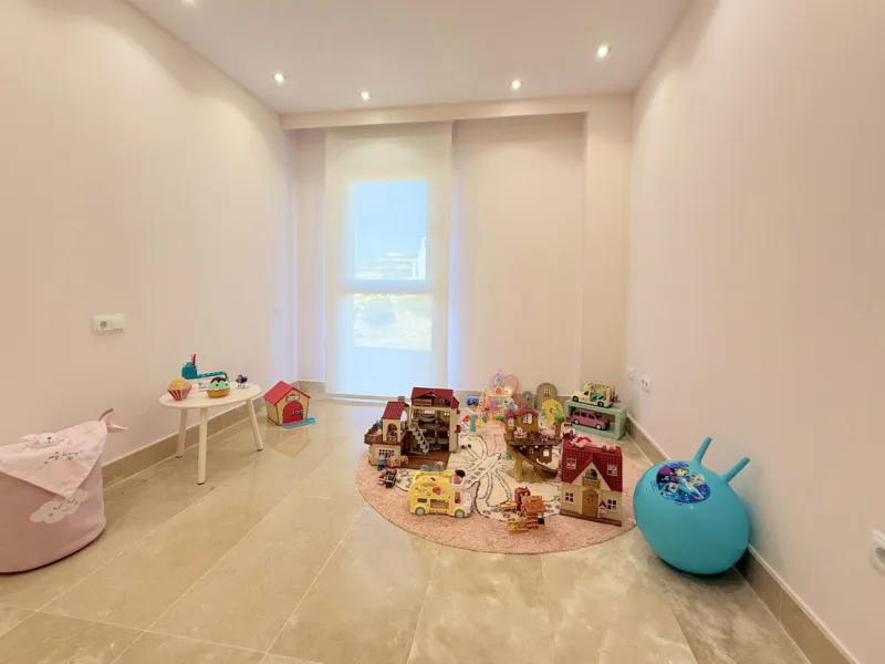 EXCLUSIVE LUXURY APARTMENT WITH LARGE TERRACE AND SEA VIEWS IN A PRIVATE RESIDENTIAL COMPLEX