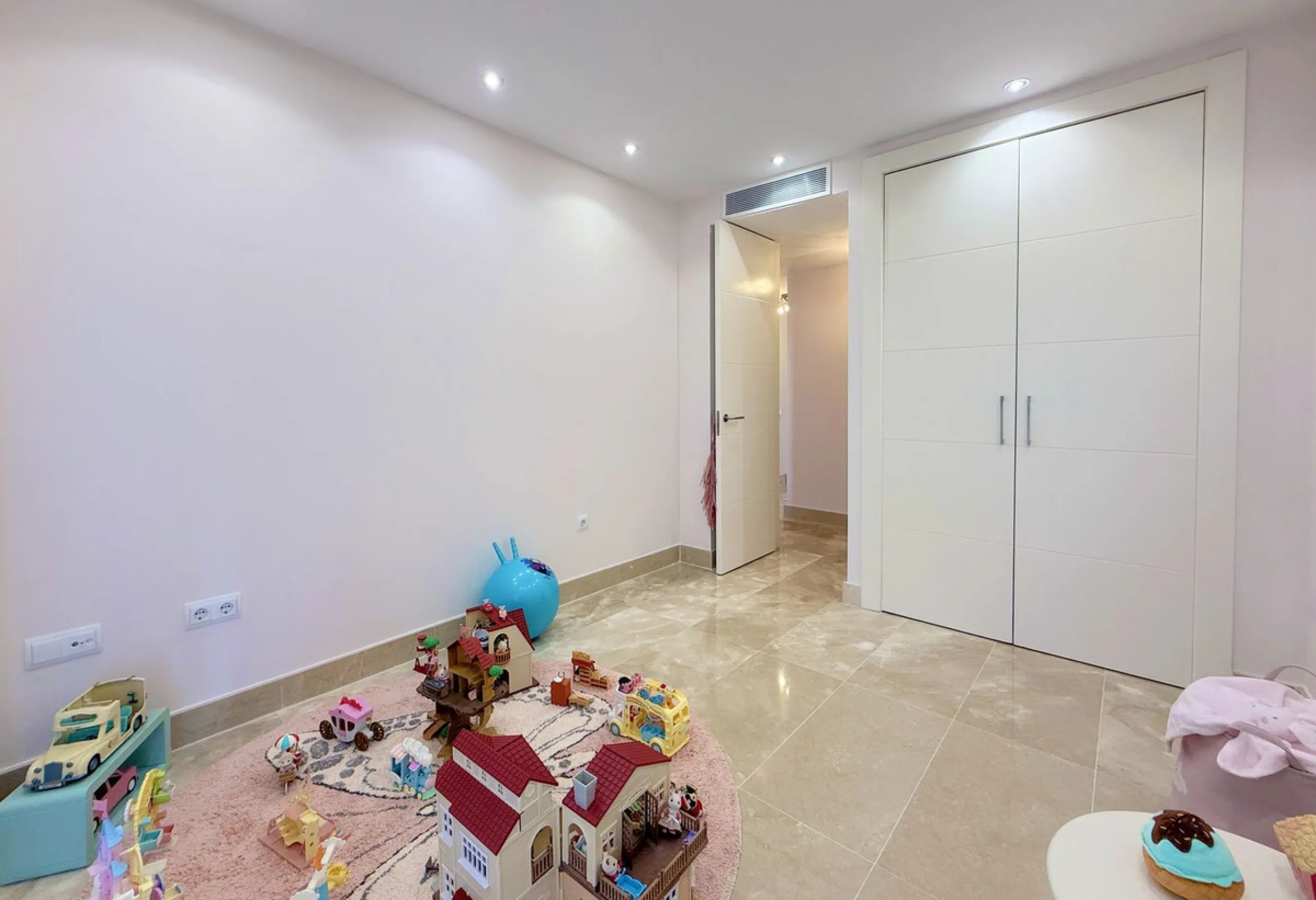 EXCLUSIVE LUXURY APARTMENT WITH LARGE TERRACE AND SEA VIEWS IN A PRIVATE RESIDENTIAL COMPLEX