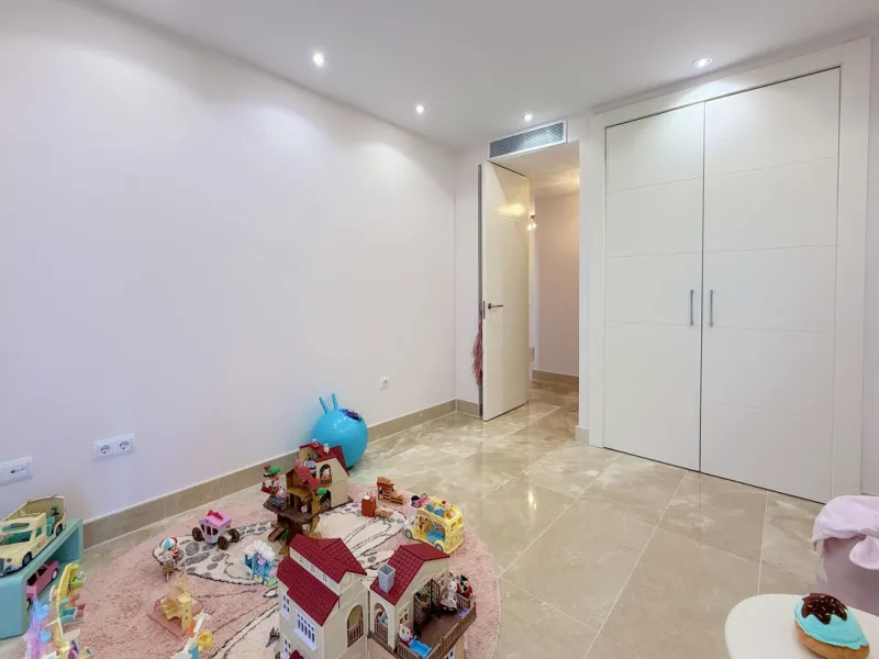 EXCLUSIVE LUXURY APARTMENT WITH LARGE TERRACE AND SEA VIEWS IN A PRIVATE RESIDENTIAL COMPLEX