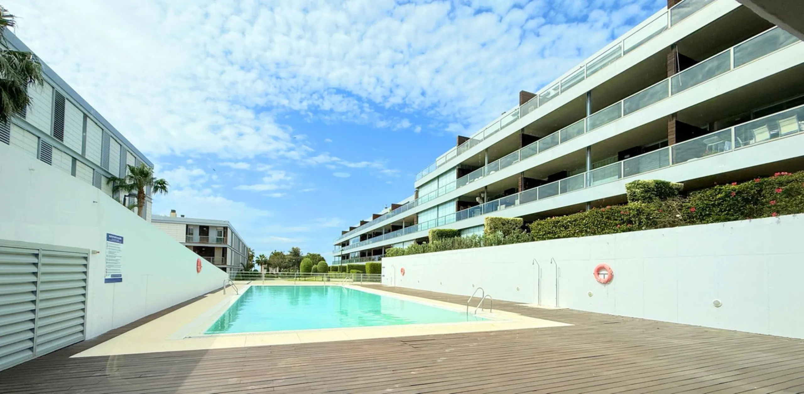 EXCLUSIVE LUXURY APARTMENT WITH LARGE TERRACE AND SEA VIEWS IN A PRIVATE RESIDENTIAL COMPLEX