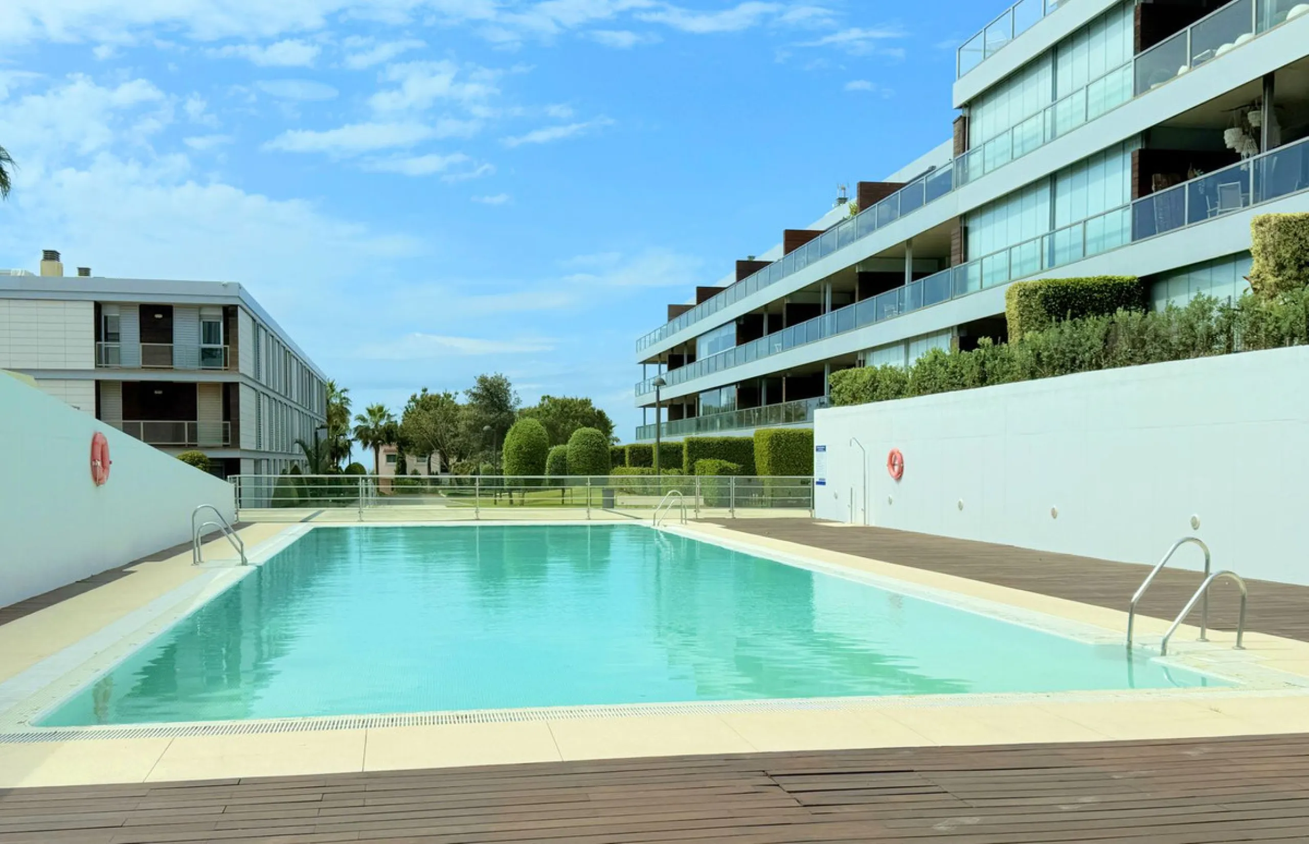 EXCLUSIVE LUXURY APARTMENT WITH LARGE TERRACE AND SEA VIEWS IN A PRIVATE RESIDENTIAL COMPLEX