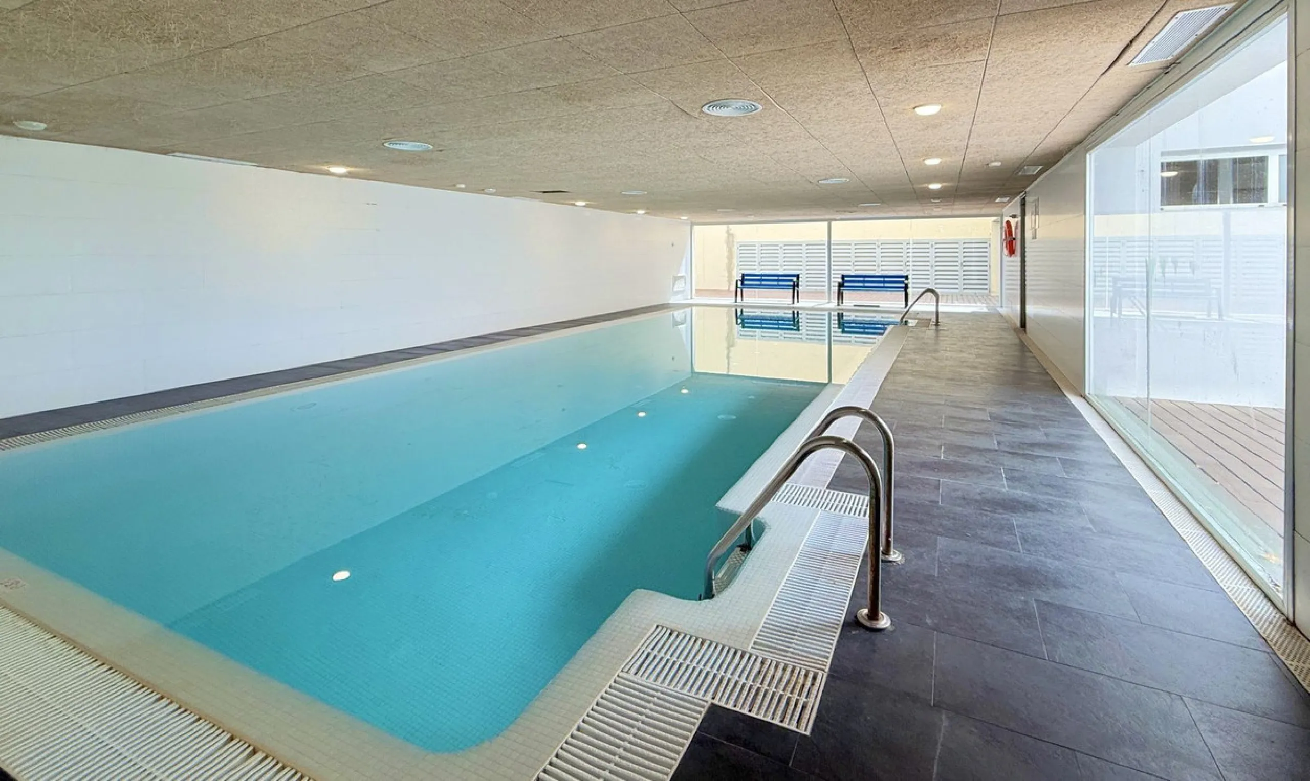 EXCLUSIVE LUXURY APARTMENT WITH LARGE TERRACE AND SEA VIEWS IN A PRIVATE RESIDENTIAL COMPLEX