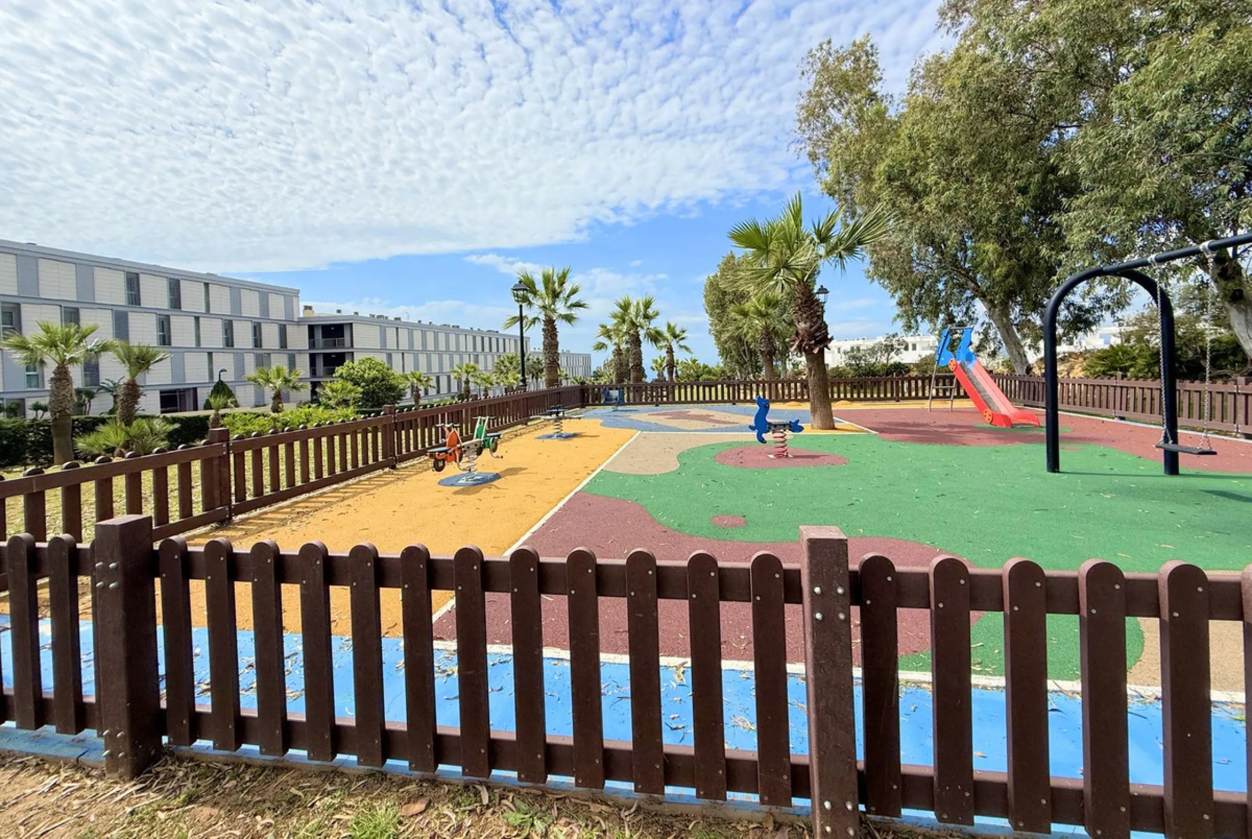 EXCLUSIVE LUXURY APARTMENT WITH LARGE TERRACE AND SEA VIEWS IN A PRIVATE RESIDENTIAL COMPLEX