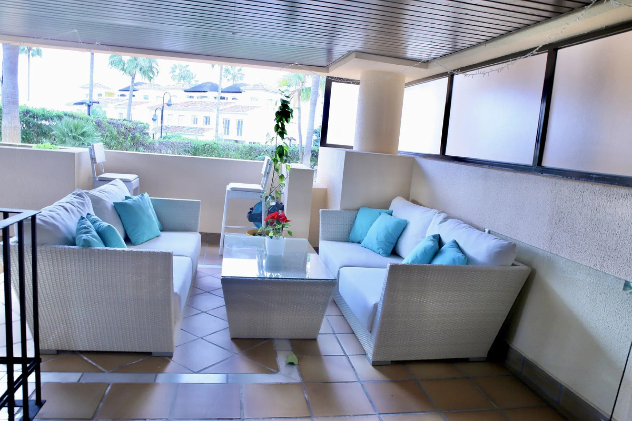 Ground floor apartment with terrace in Bahía de la Plata (Estepona) + garage and storage room.