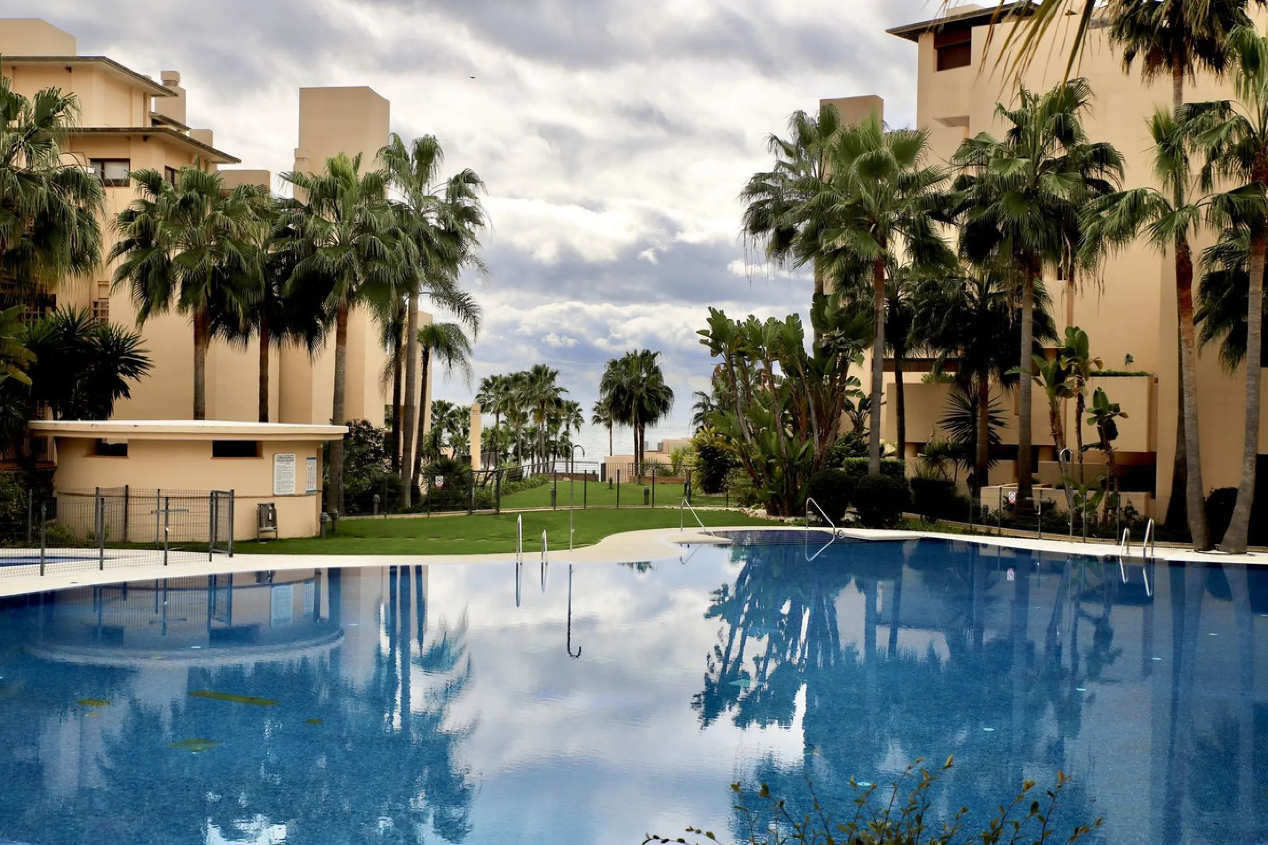 Ground floor apartment with terrace in Bahía de la Plata (Estepona) + garage and storage room.