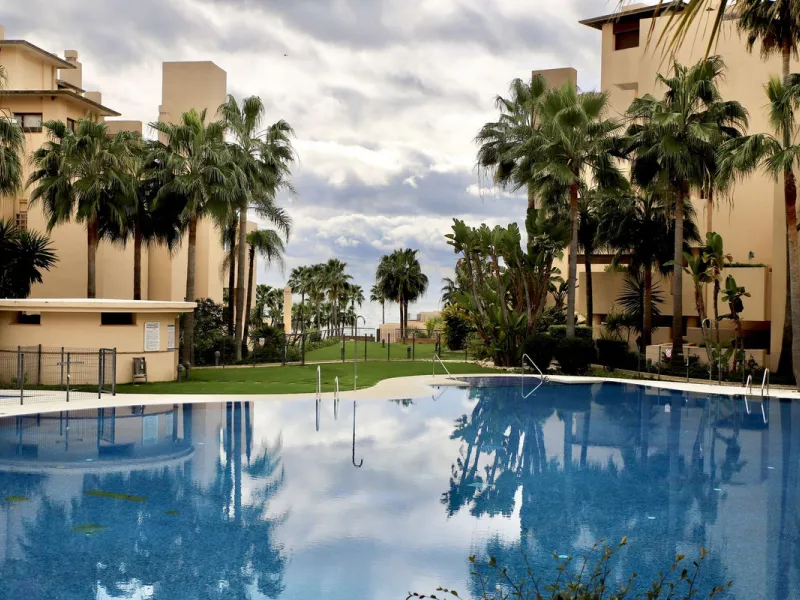 Ground floor apartment with terrace in Bahía de la Plata (Estepona) + garage and storage room.